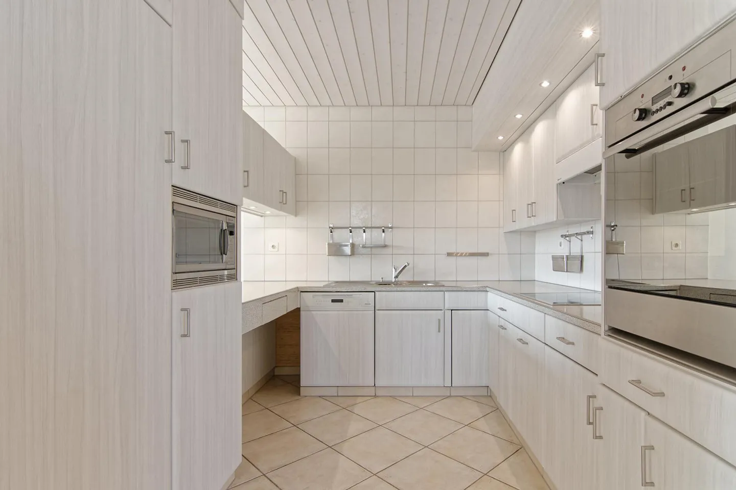 5.5-Room Penthouse Apartment with Lake View - Photo 13 of 30