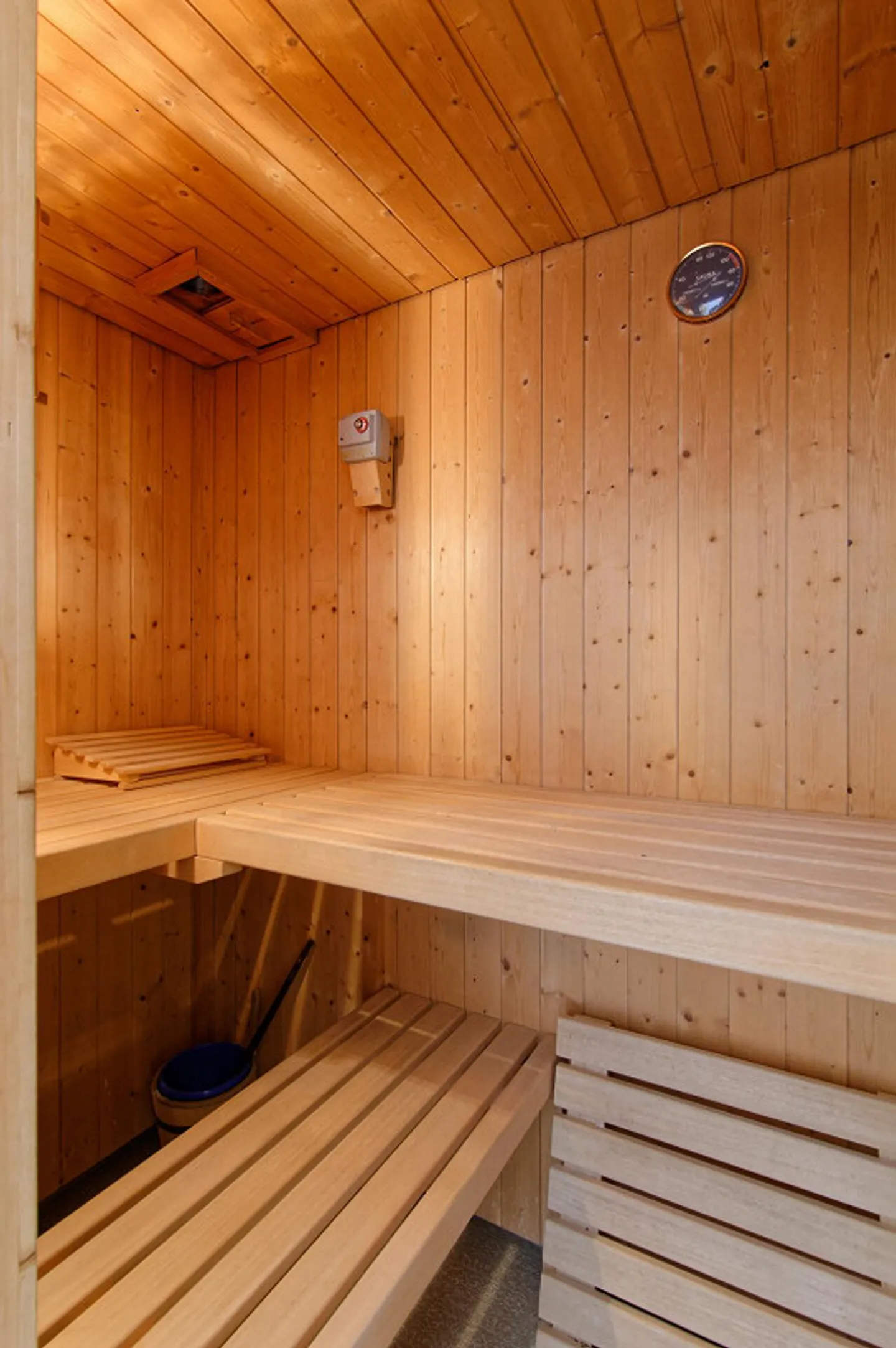 5.5-Room Penthouse Apartment with Lake View - Photo 15 of 30