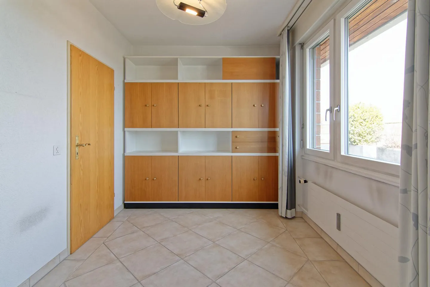 5.5-Room Penthouse Apartment with Lake View - Photo 16 of 30