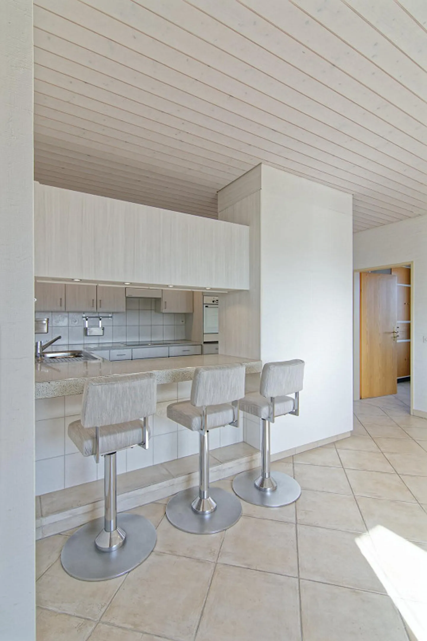 5.5-Room Penthouse Apartment with Lake View - Photo 21 of 30