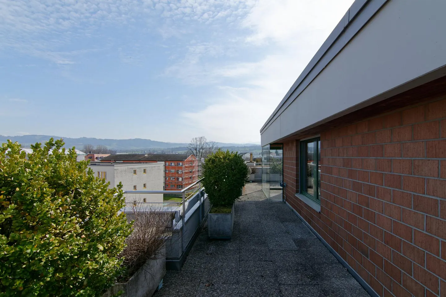 5.5-Room Penthouse Apartment with Lake View - Photo 23 of 30