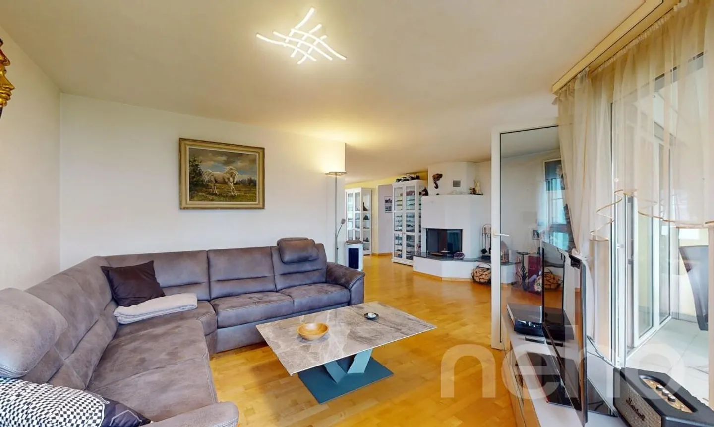 Charmante appartement 3.5 pièces avec jardin d'hiver & cheminée à Wittenbach - Photo 2 sur 11