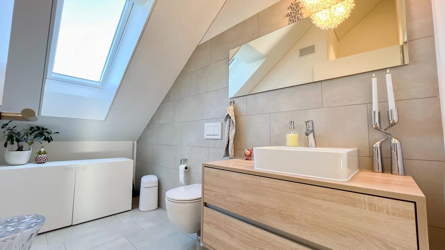 Appartamento attico 3 1/2 locali ultra moderno con loggia e vista lago a Mörschwil - Foto 7 di 10