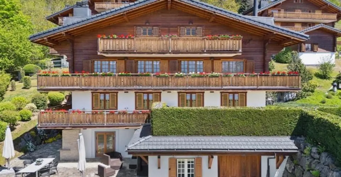 Exceptional 15-room chalet, elevator and panoramic view! - Photo 1 of 11