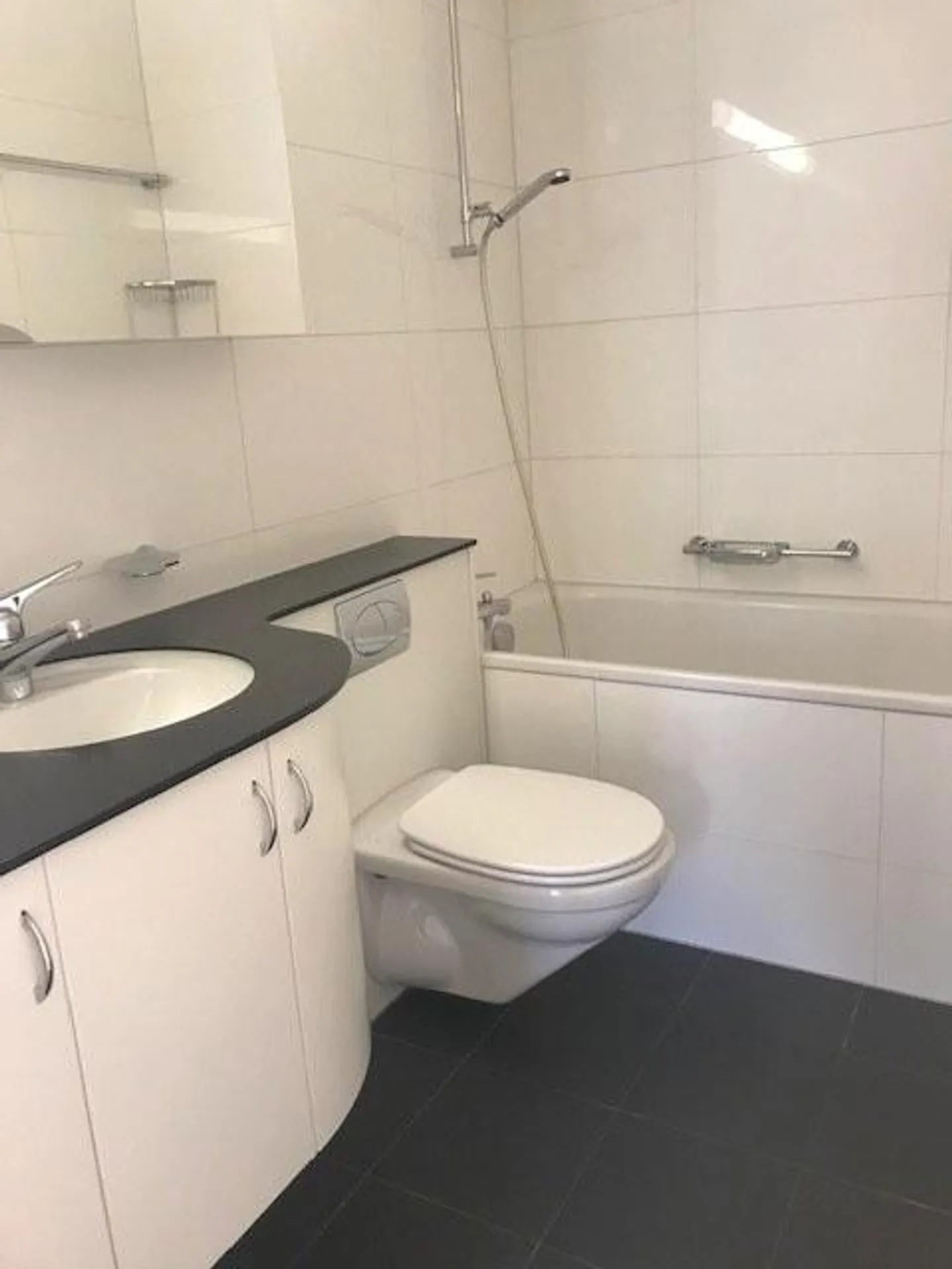 APPARTEMENT PENTHOUSE MODERNE 3.5 CHAMBRES AVEC UNE SUPERBE VUE - Photo 10 sur 12