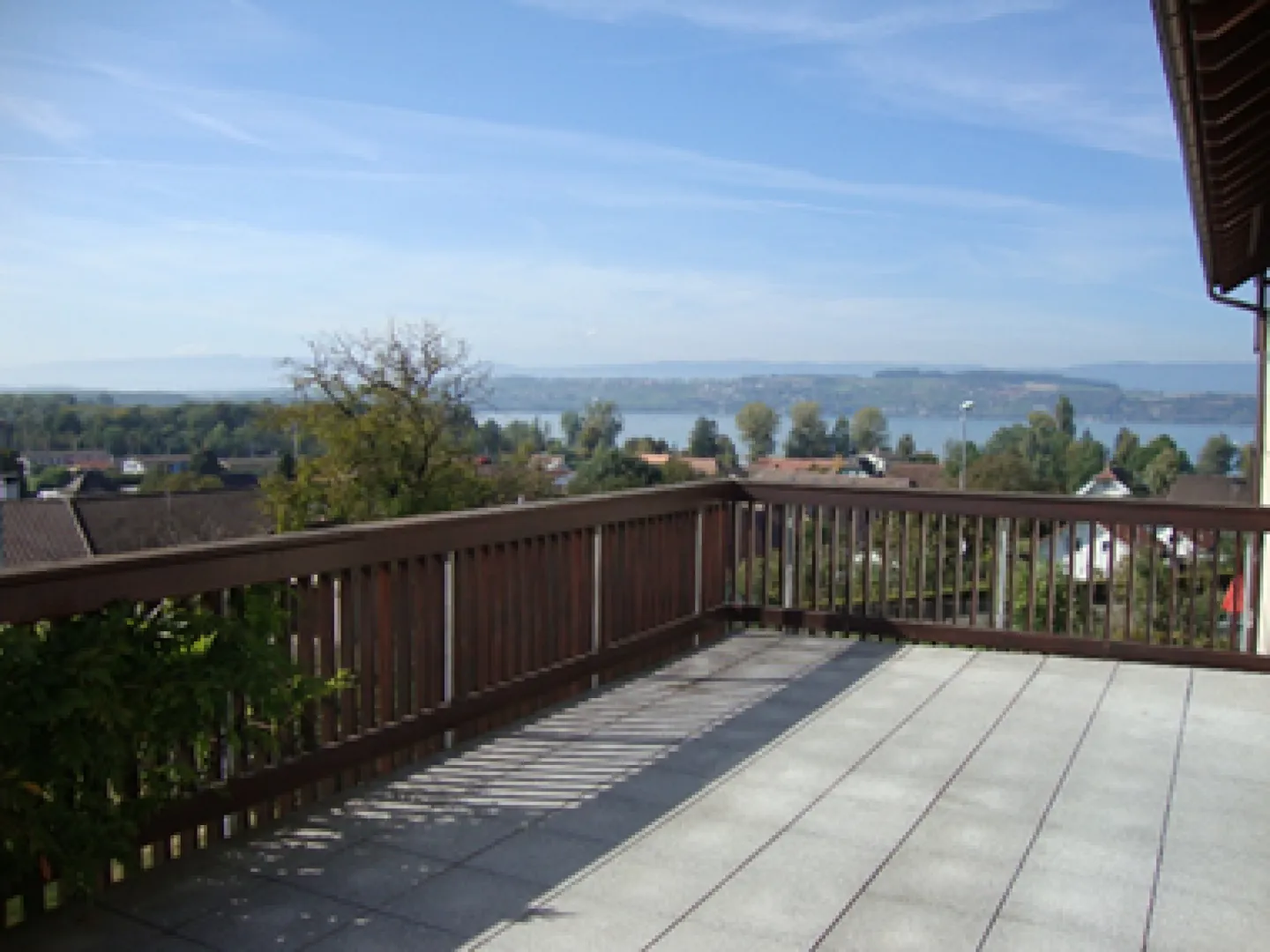 Goditi un ambiente di vita straordinario con vista impareggiabile in questo elegante appartamento di 4,5 stanze a Faoug - Foto 2 di 3