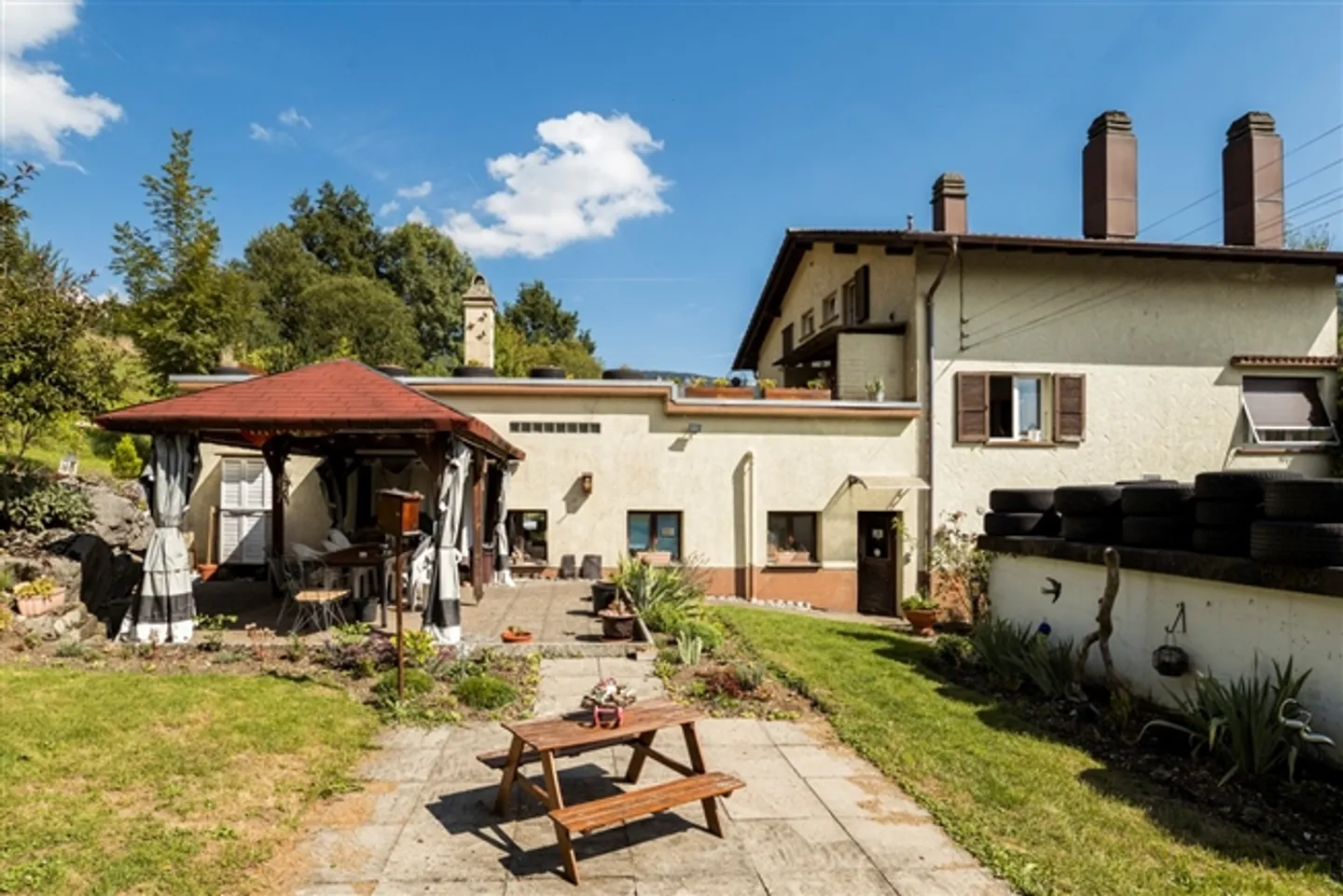 Plot of 2,446 m2, rental house and workshop building - Photo 1 of 13