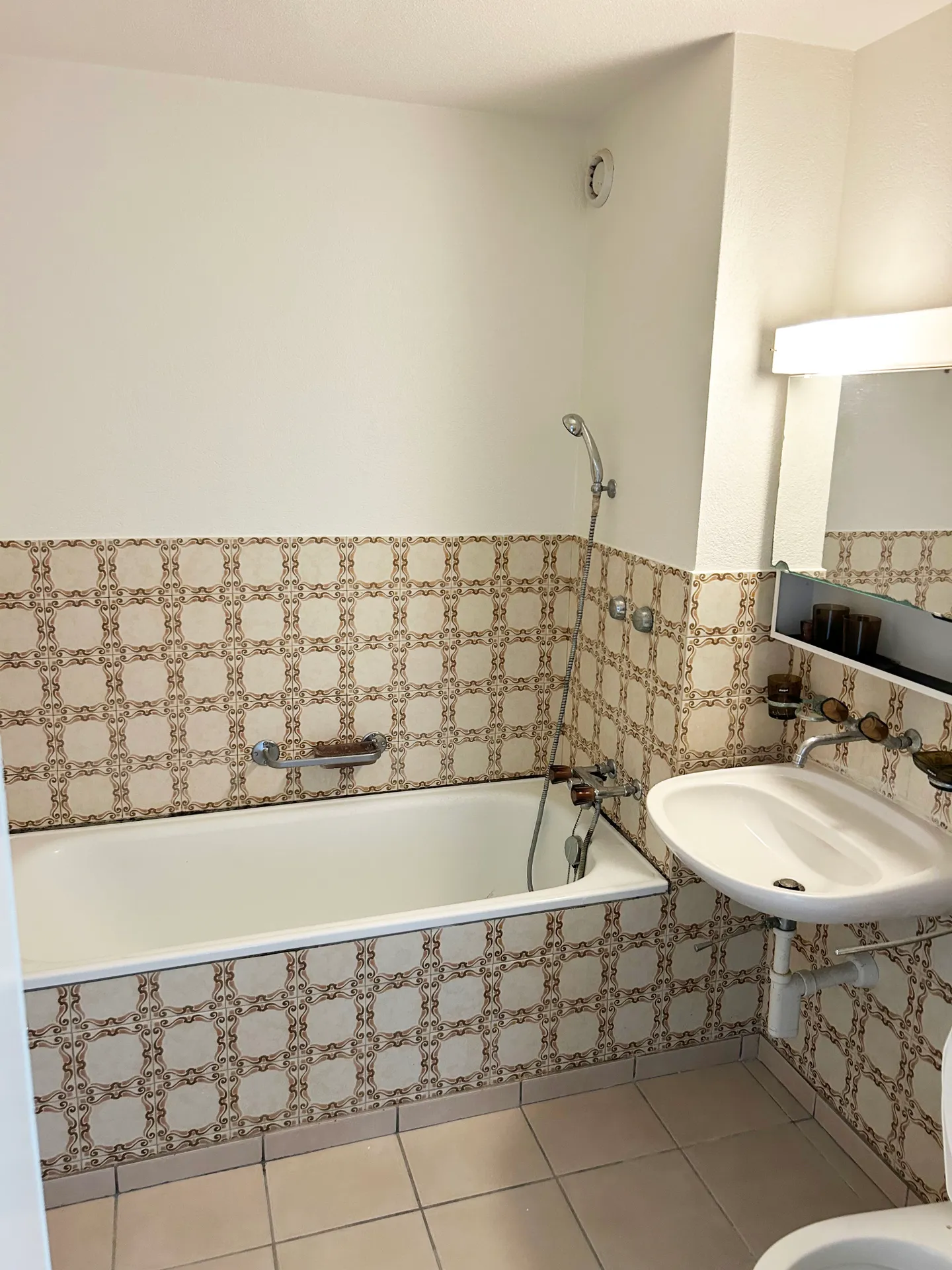 Charming Apartment with View - Photo 5 of 5