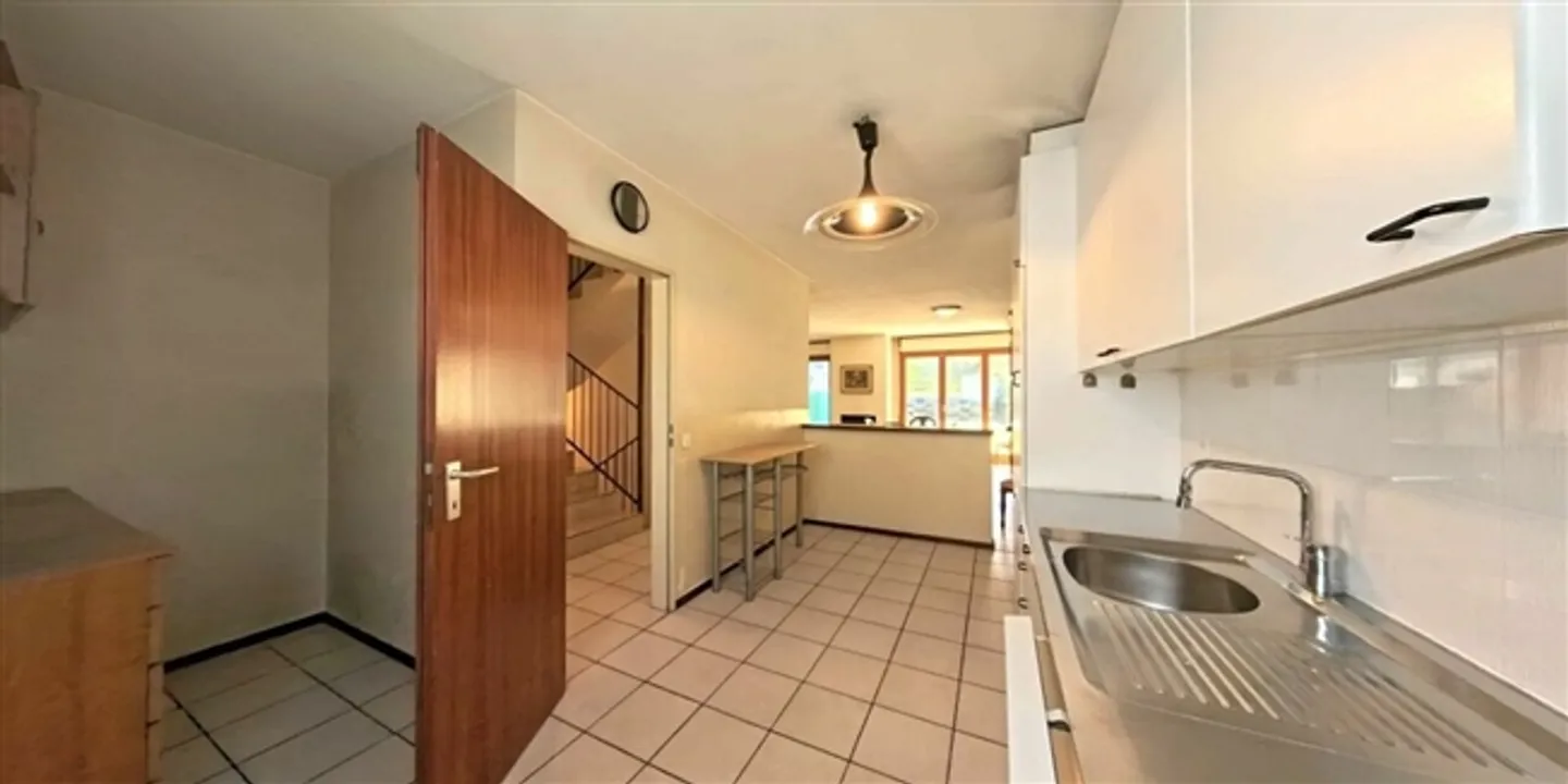 Maison mitoyenne au style sobre et élégant - Photo 6 sur 11