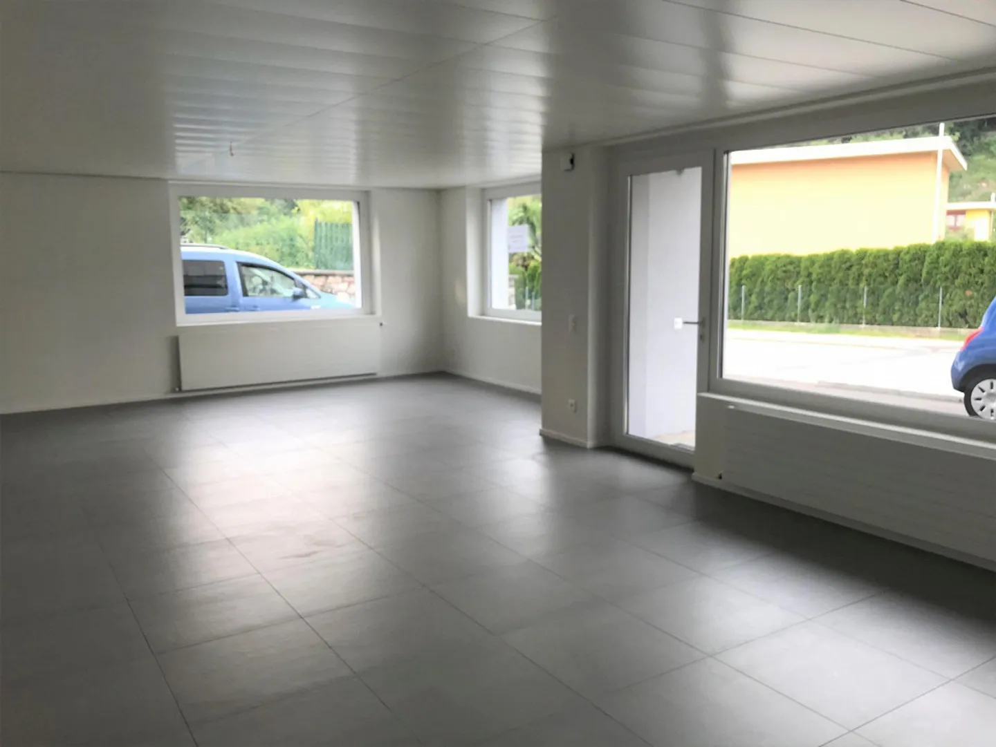 Bureau/Magasin Besazio avec Vitrines - Photo 3 sur 8