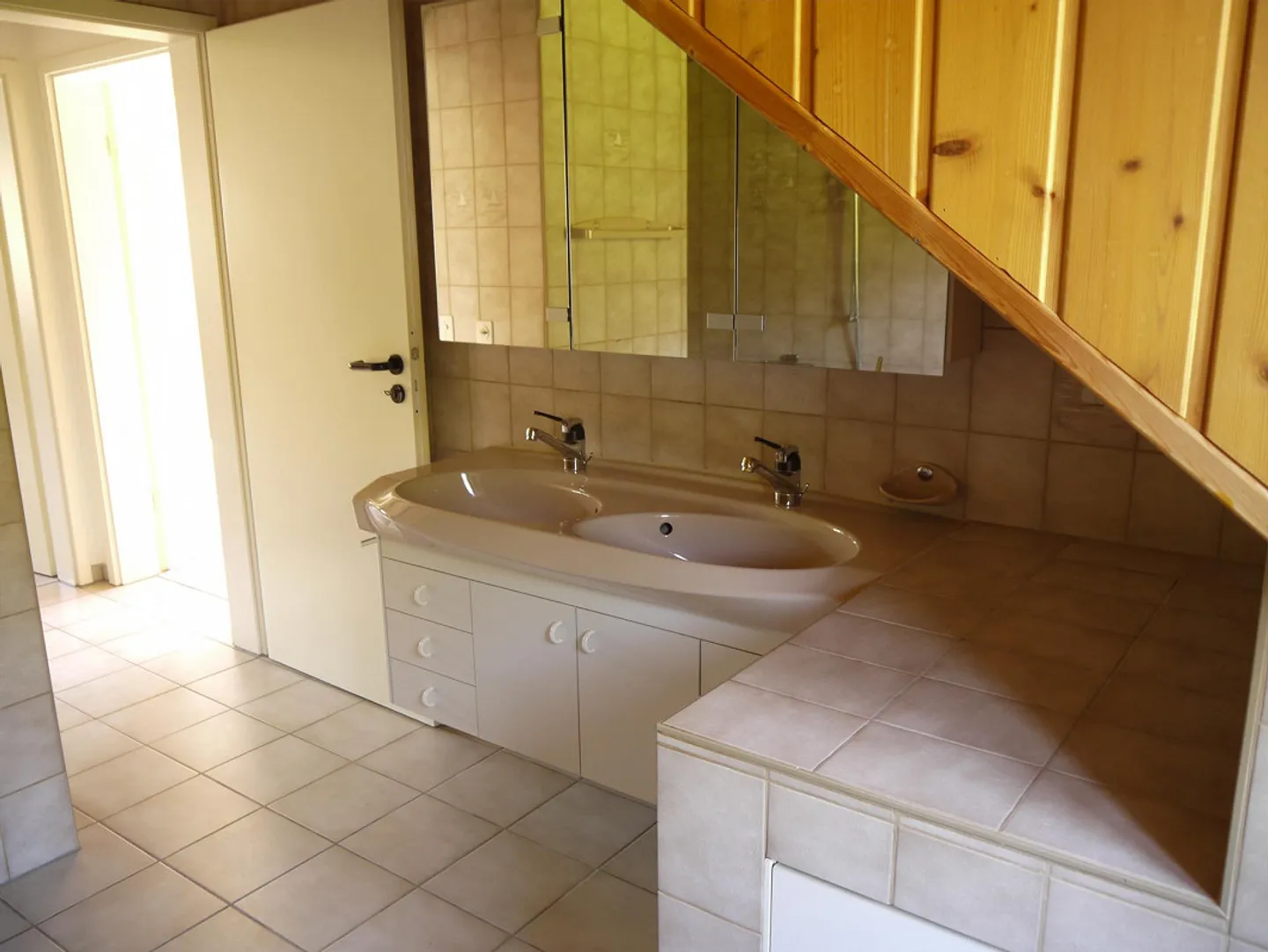 Appartement spacieux et lumineux de 3,5 pièces à Merishausen - Photo 4 sur 11