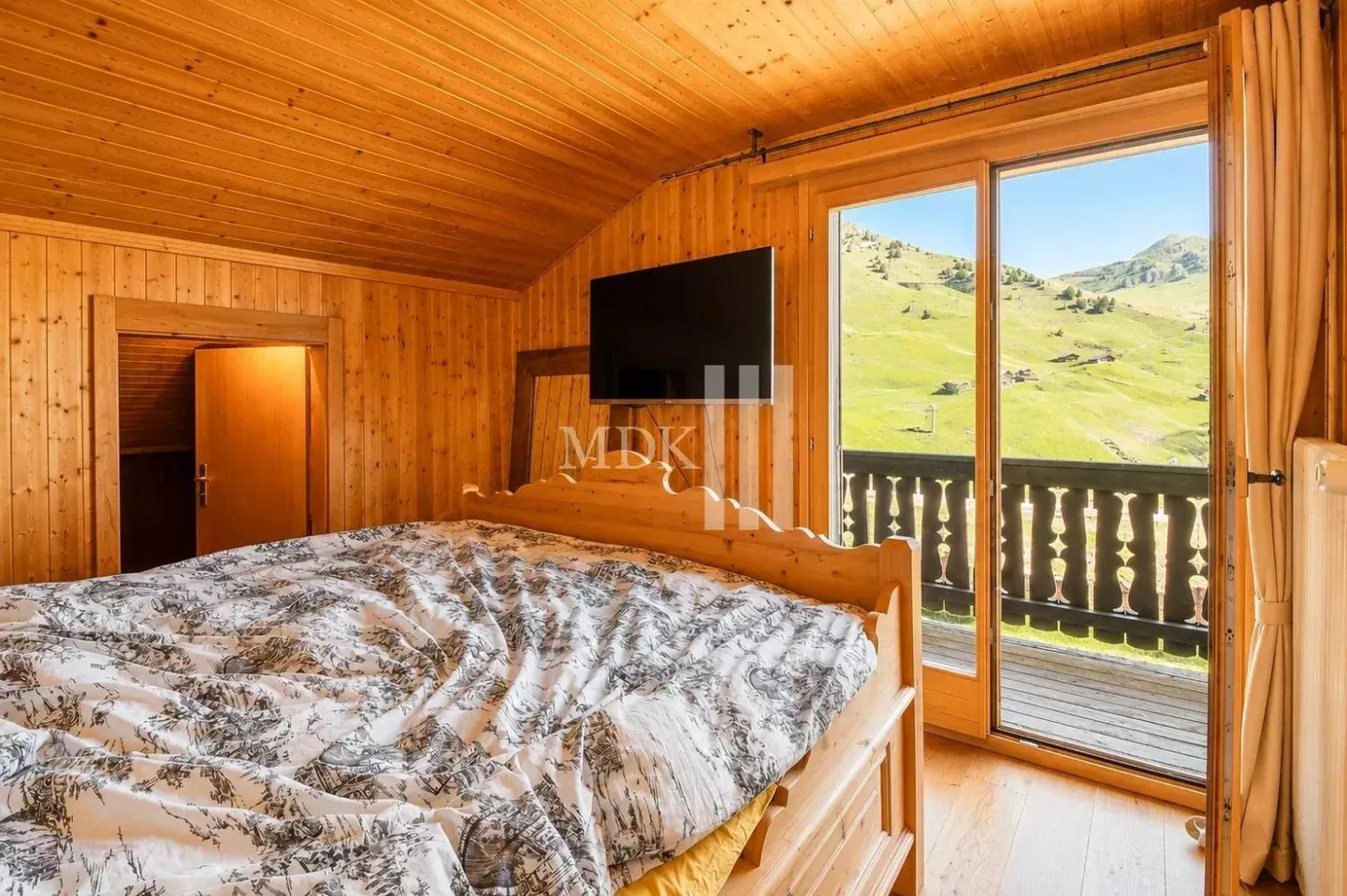 Luxury Chalet with Mountain Views - Photo 9 of 13