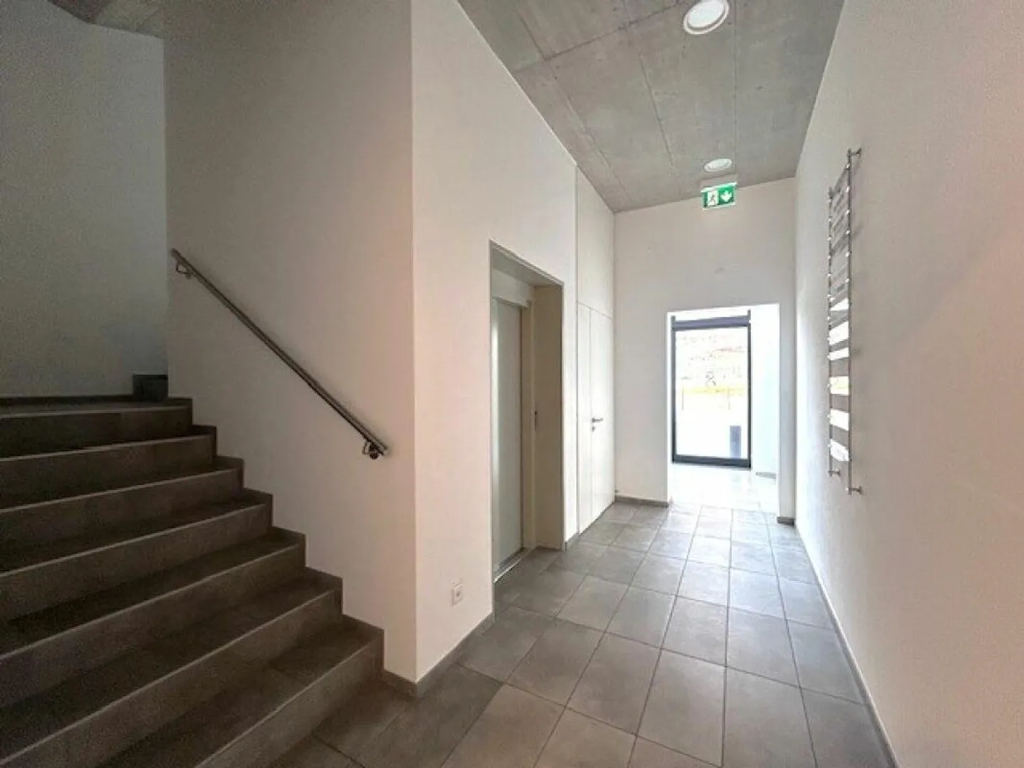 BÜROS UND GEWERBLICHE FLÄCHEN IN MODERNEM GEBÄUDE - Foto 3 von 18