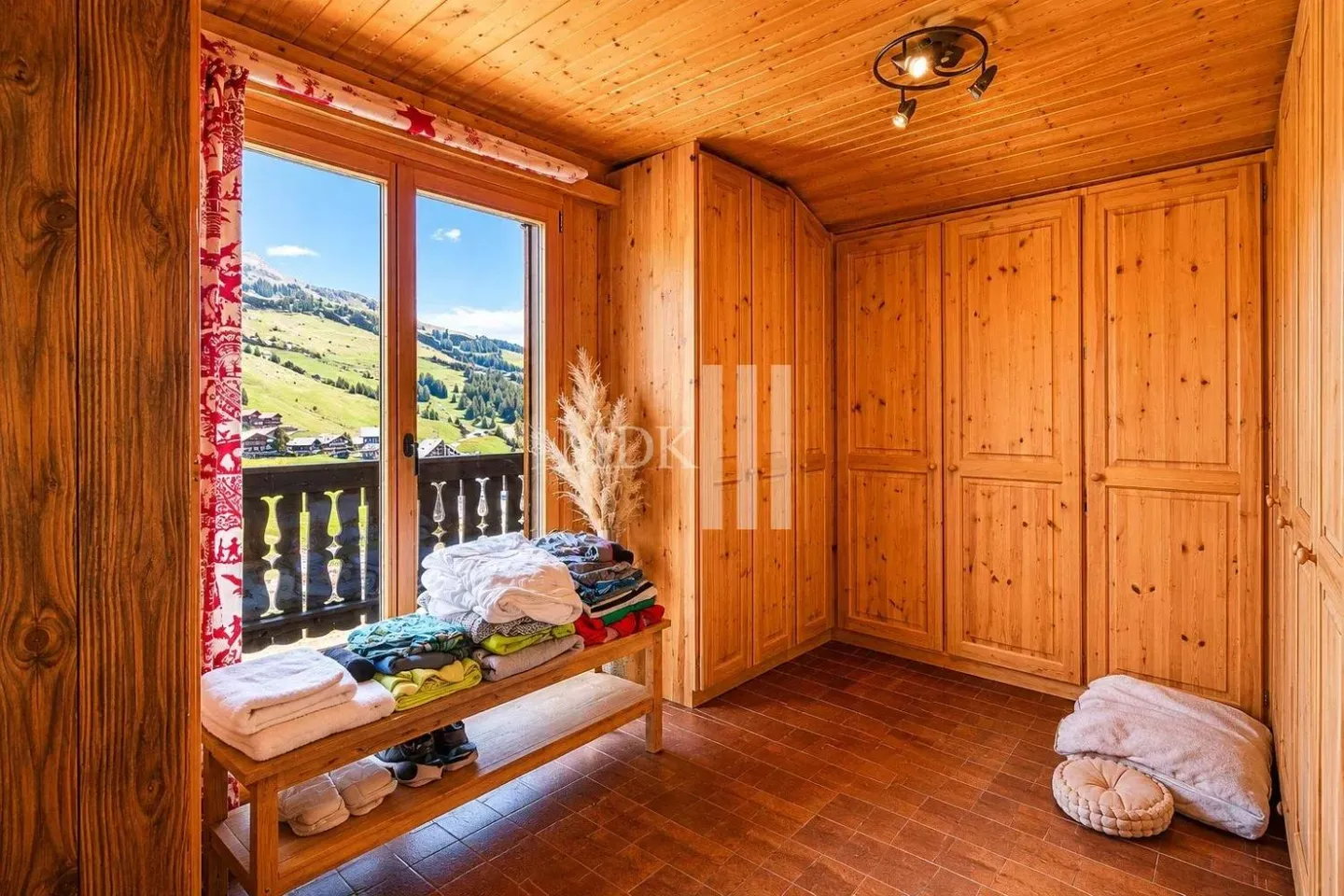 Luxury Chalet with Mountain Views - Photo 10 of 13