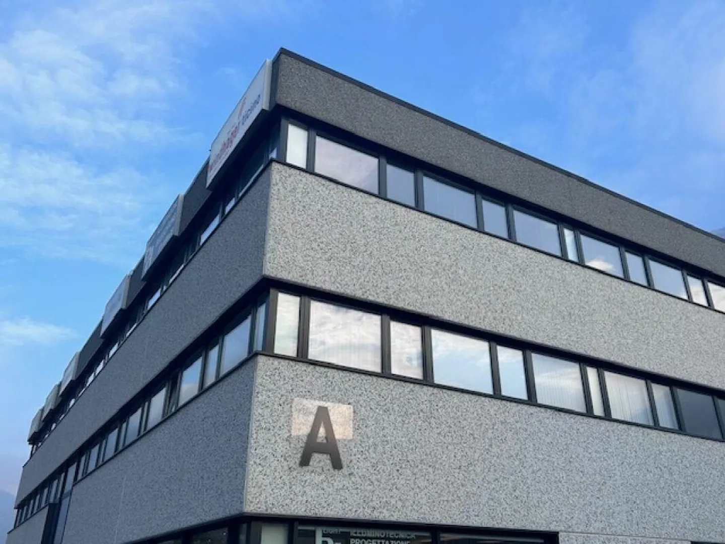 BÜROS UND GEWERBLICHE FLÄCHEN IN MODERNEM GEBÄUDE - Foto 1 von 18