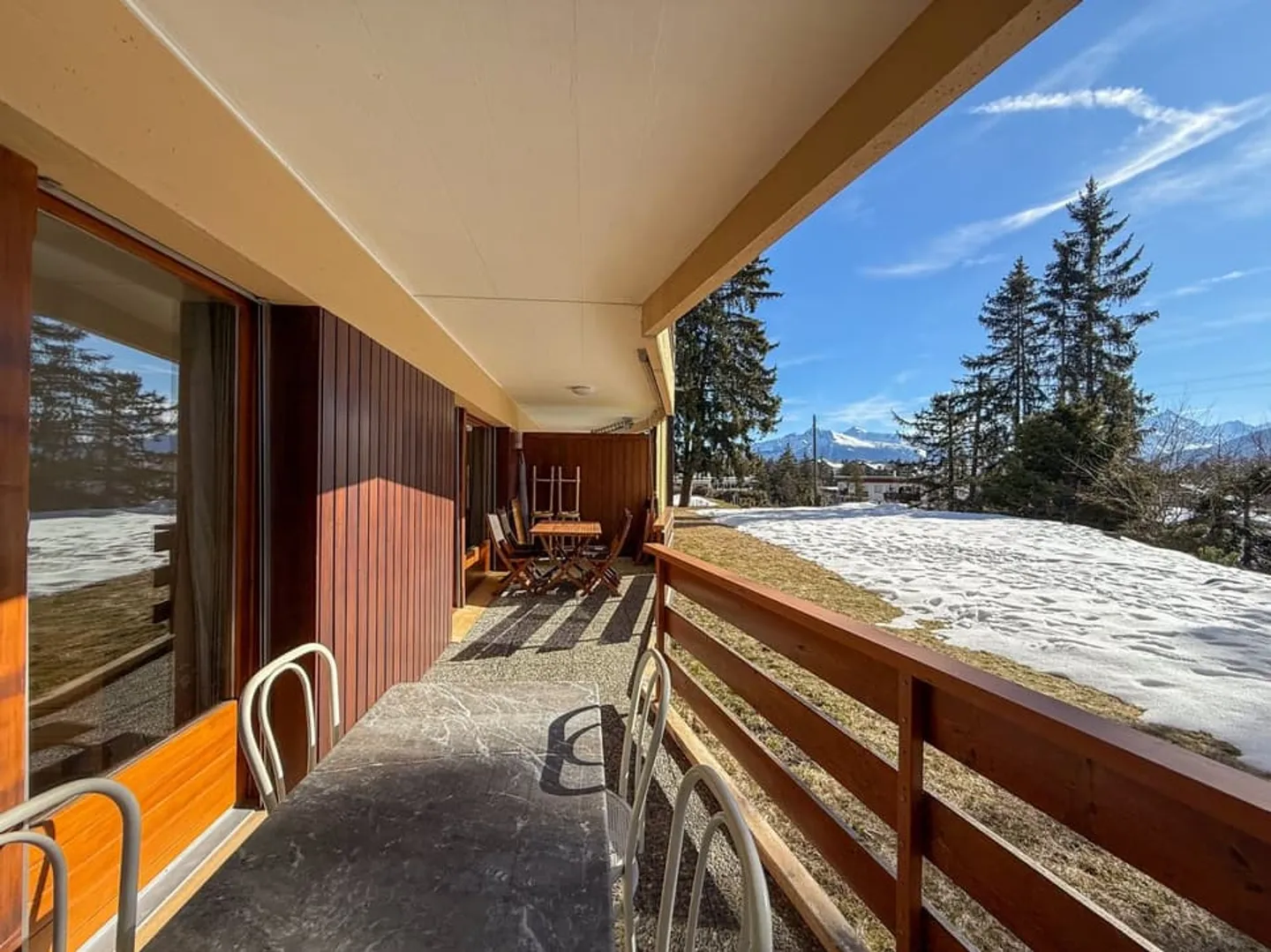 Appartamento luminoso esposto a sud con vista panoramica a Crans-Montana - Foto 2 di 13