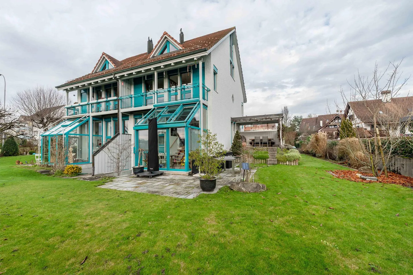 Moderne Raumgestaltung trifft grüne Aussenflächen - Foto 1 von 11