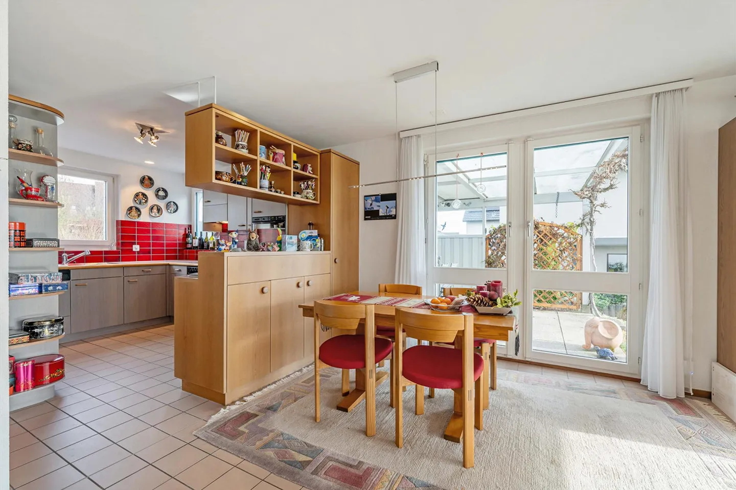 Moderne Raumgestaltung trifft grüne Aussenflächen - Foto 3 von 11