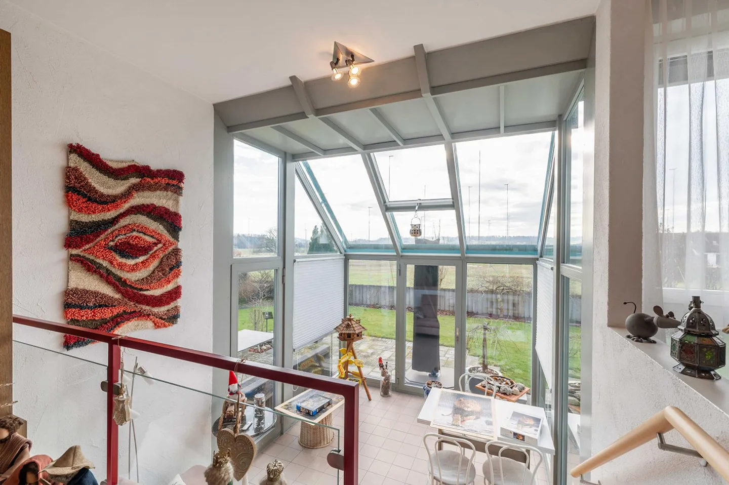 Moderne Raumgestaltung trifft grüne Aussenflächen - Foto 5 von 11