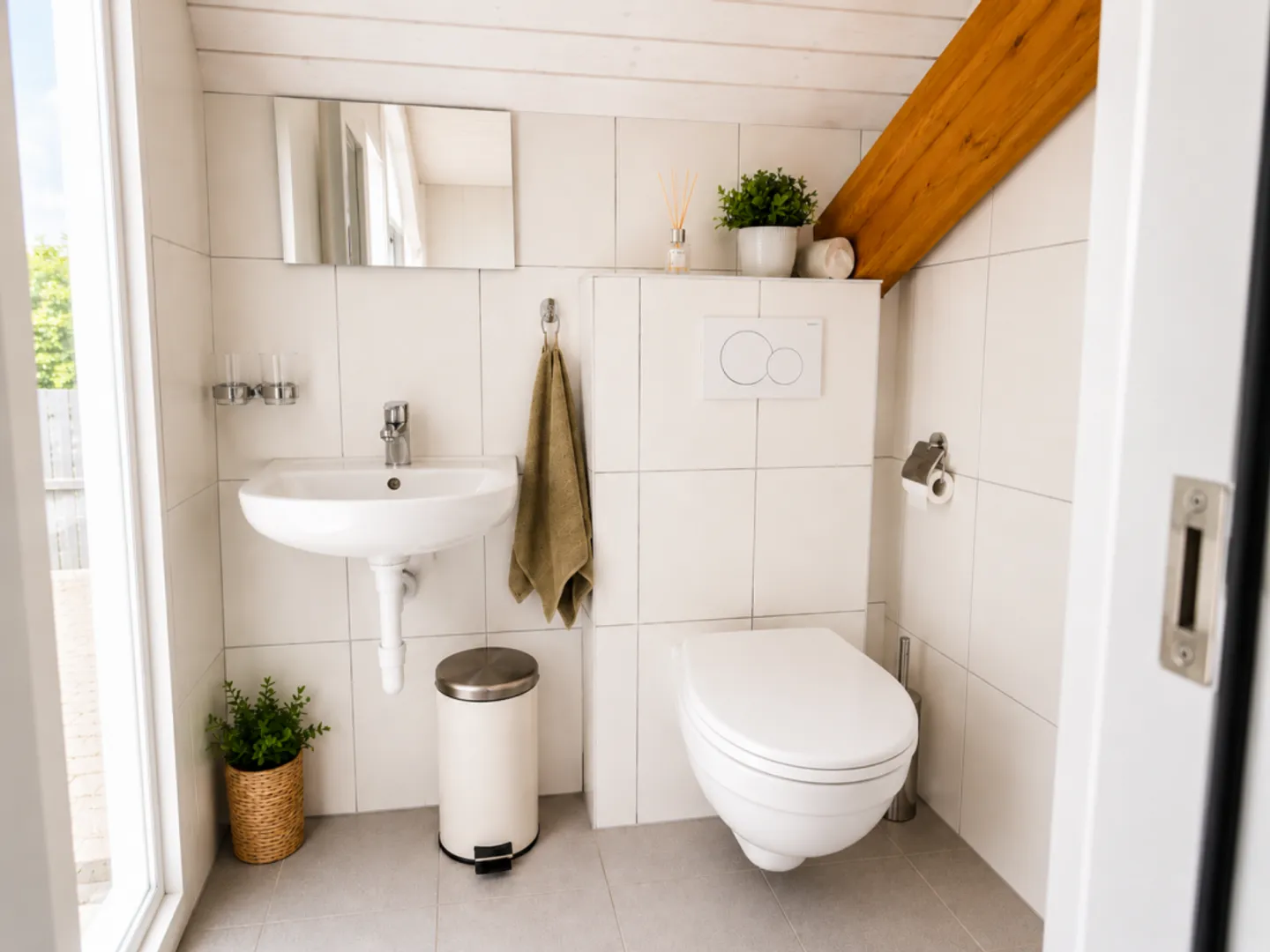 Charming Top-Floor Maisonette - Photo 8 of 20