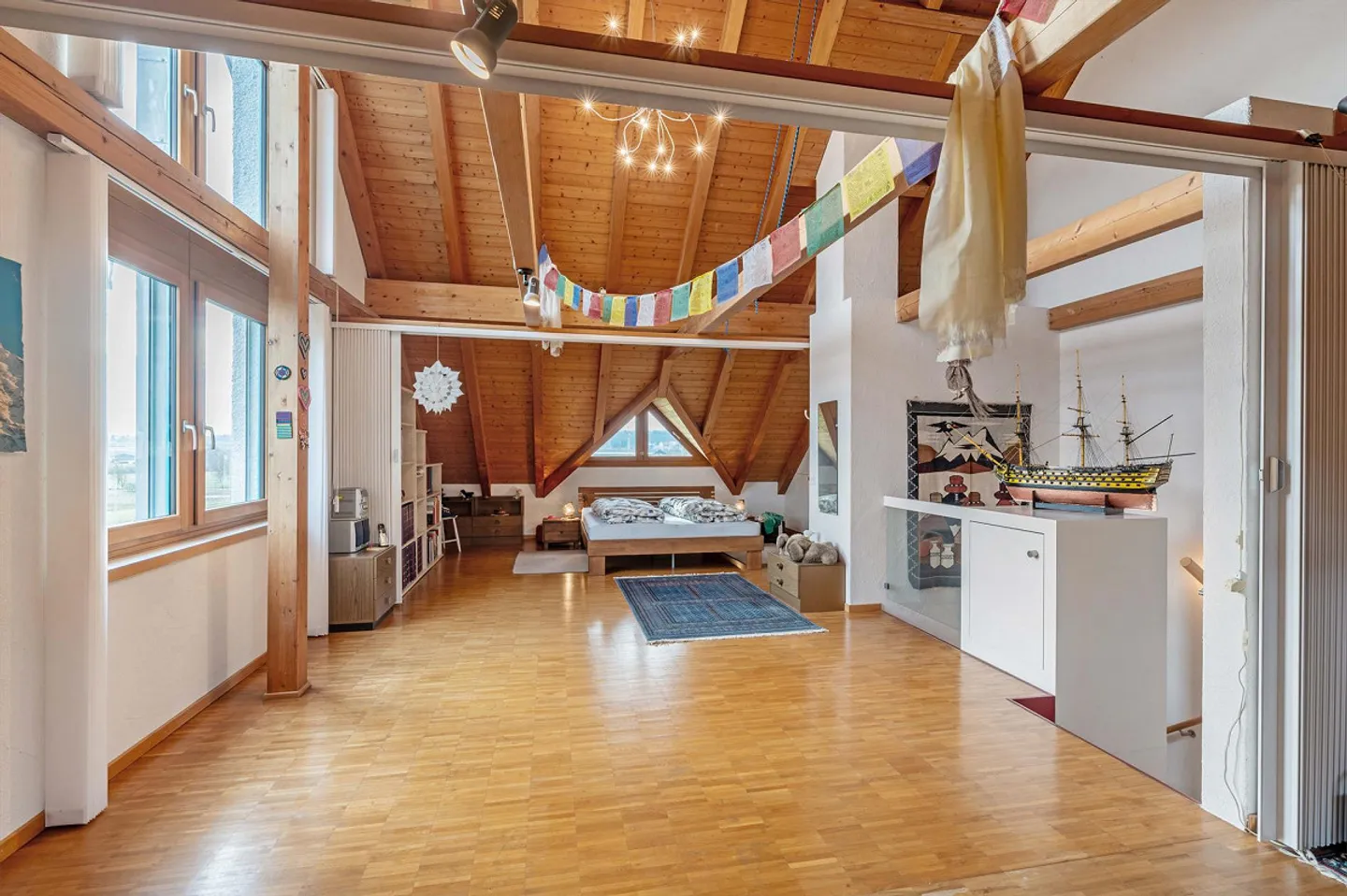 Moderne Raumgestaltung trifft grüne Aussenflächen - Foto 7 von 11