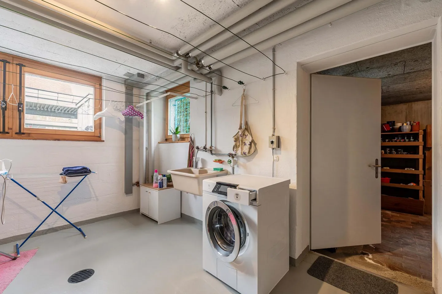 Moderne Raumgestaltung trifft grüne Aussenflächen - Foto 9 von 11