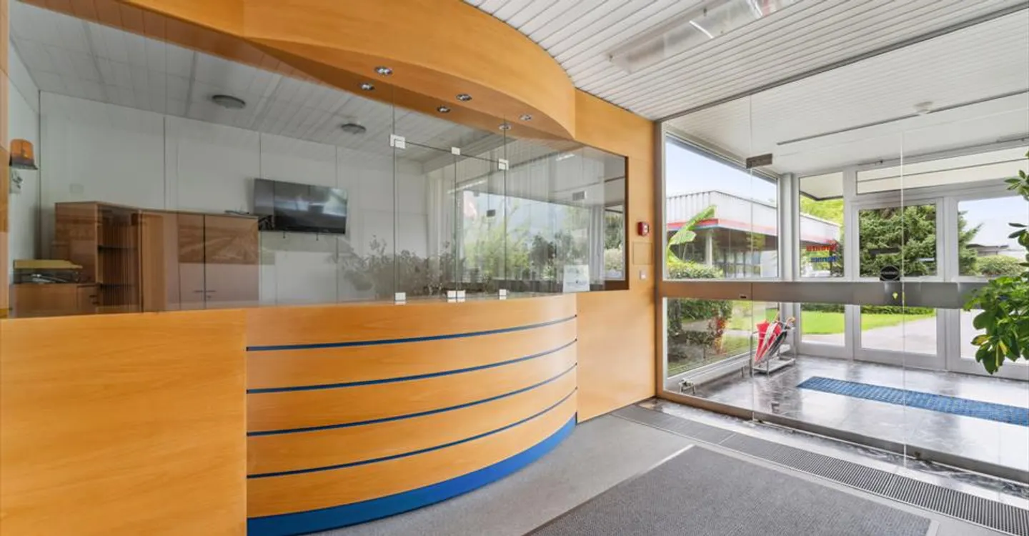 8,400m2 - Logistics/Laboratory/Factory - Entrance to Valais - Photo 1 of 12