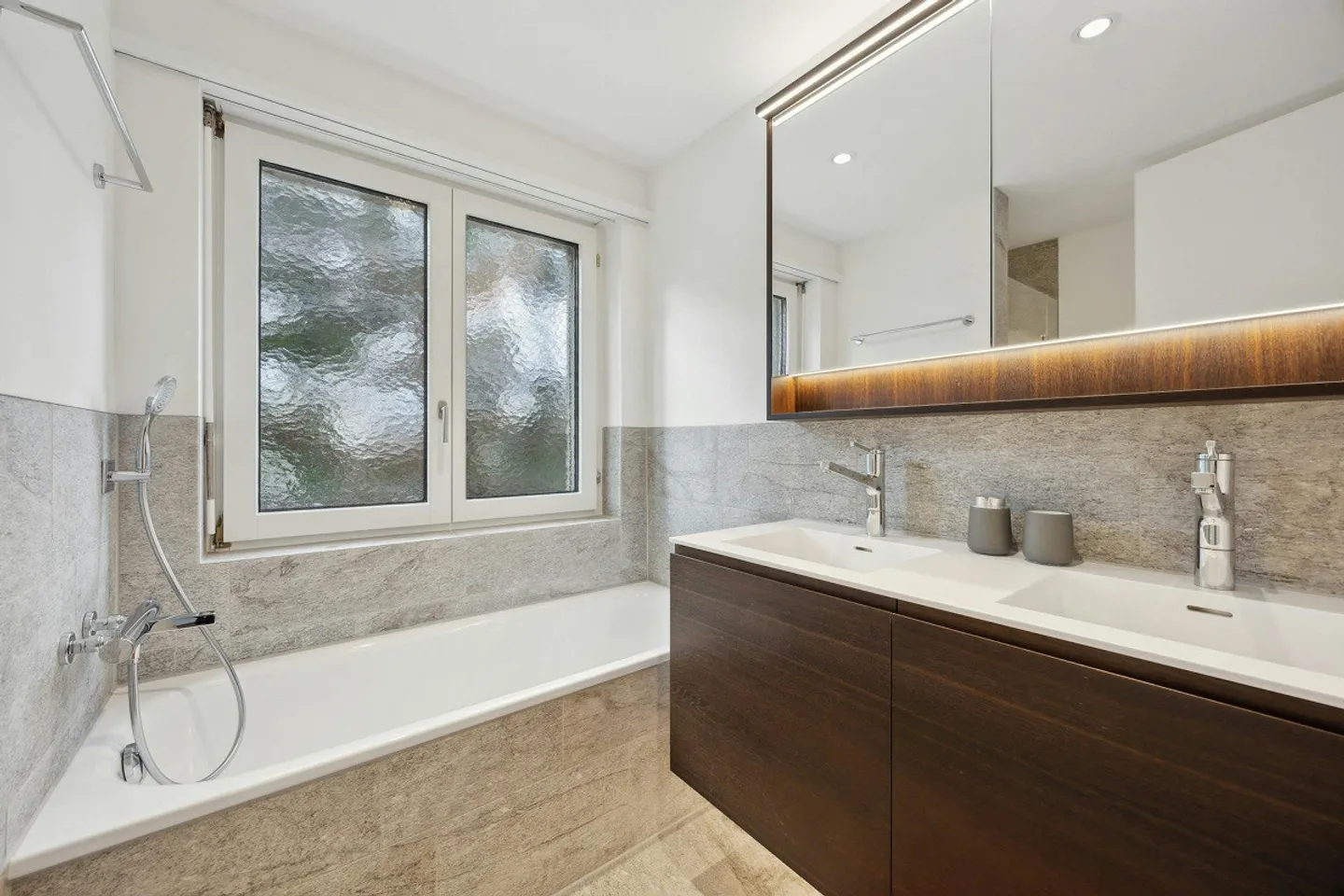 Familienparadies nahe Zürichsee - stilvolle 7½-Zimmer-Wohnung mit viel Platz und Spielmöglichkeiten - Foto 5 von 13