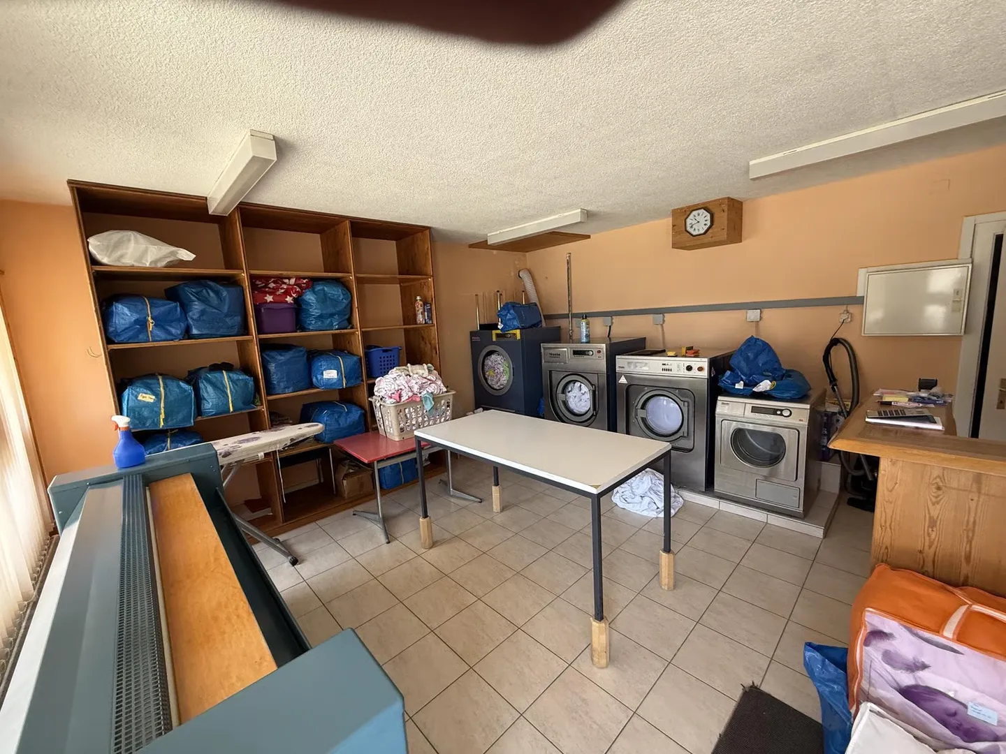 In vendita a Tzoumaz uno spazio commerciale attualmente utilizzato come lavanderia - Foto 1 di 5