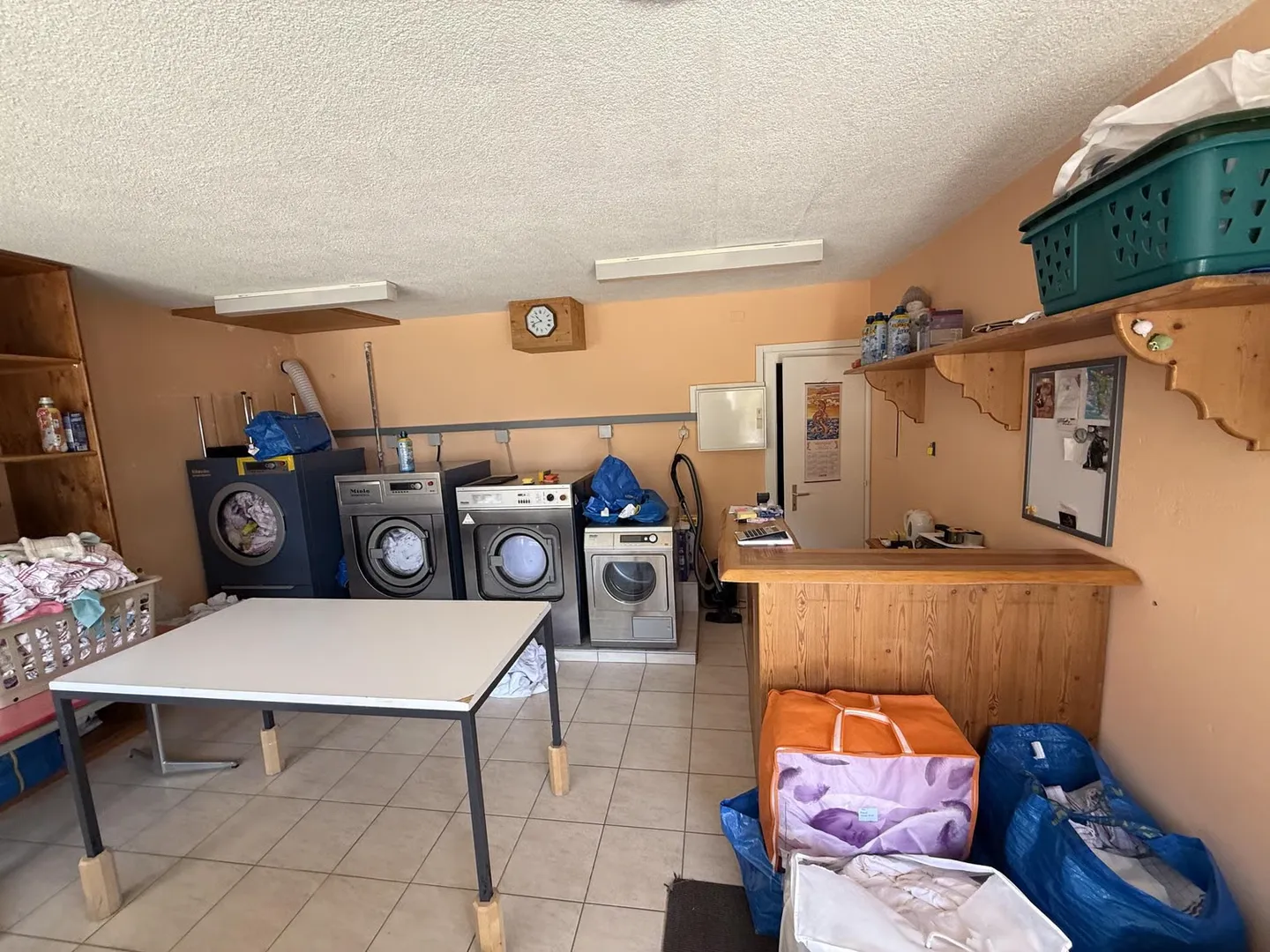 In vendita a Tzoumaz uno spazio commerciale attualmente utilizzato come lavanderia - Foto 2 di 5