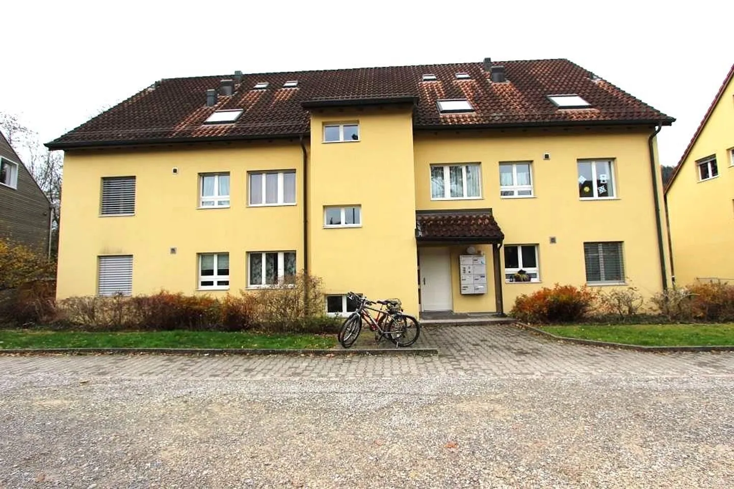 Dans un petit immeuble - Photo 1 sur 5