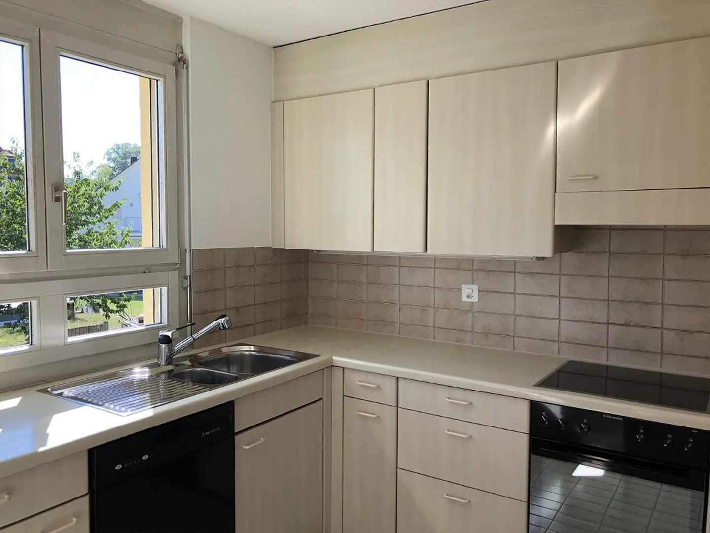 Dans un petit immeuble - Photo 2 sur 5