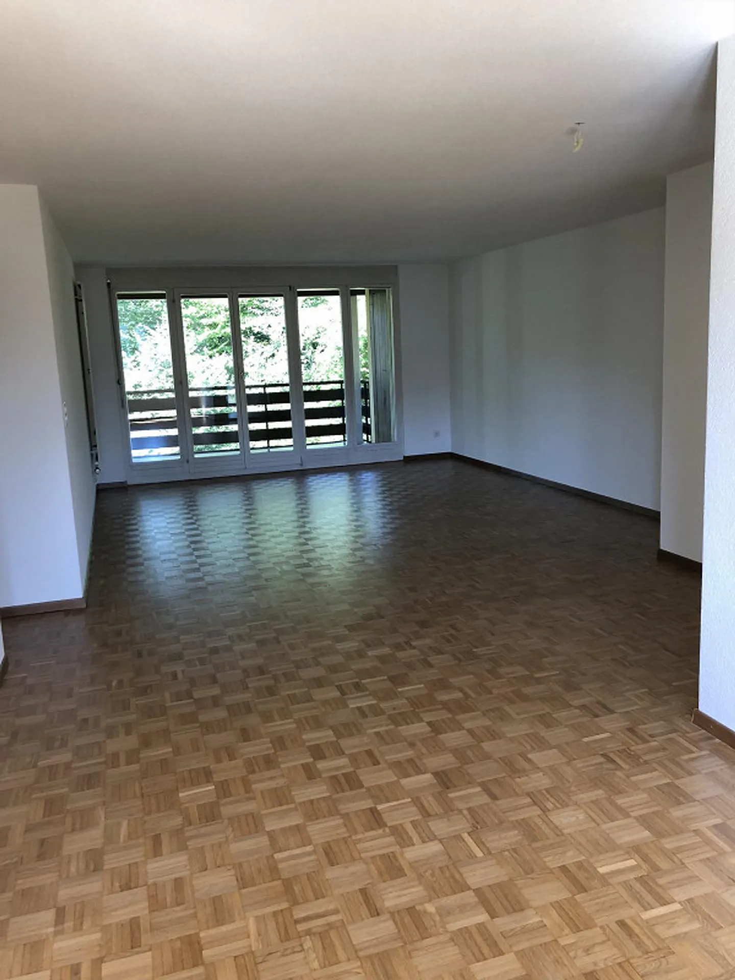 Dans un petit immeuble - Photo 3 sur 5