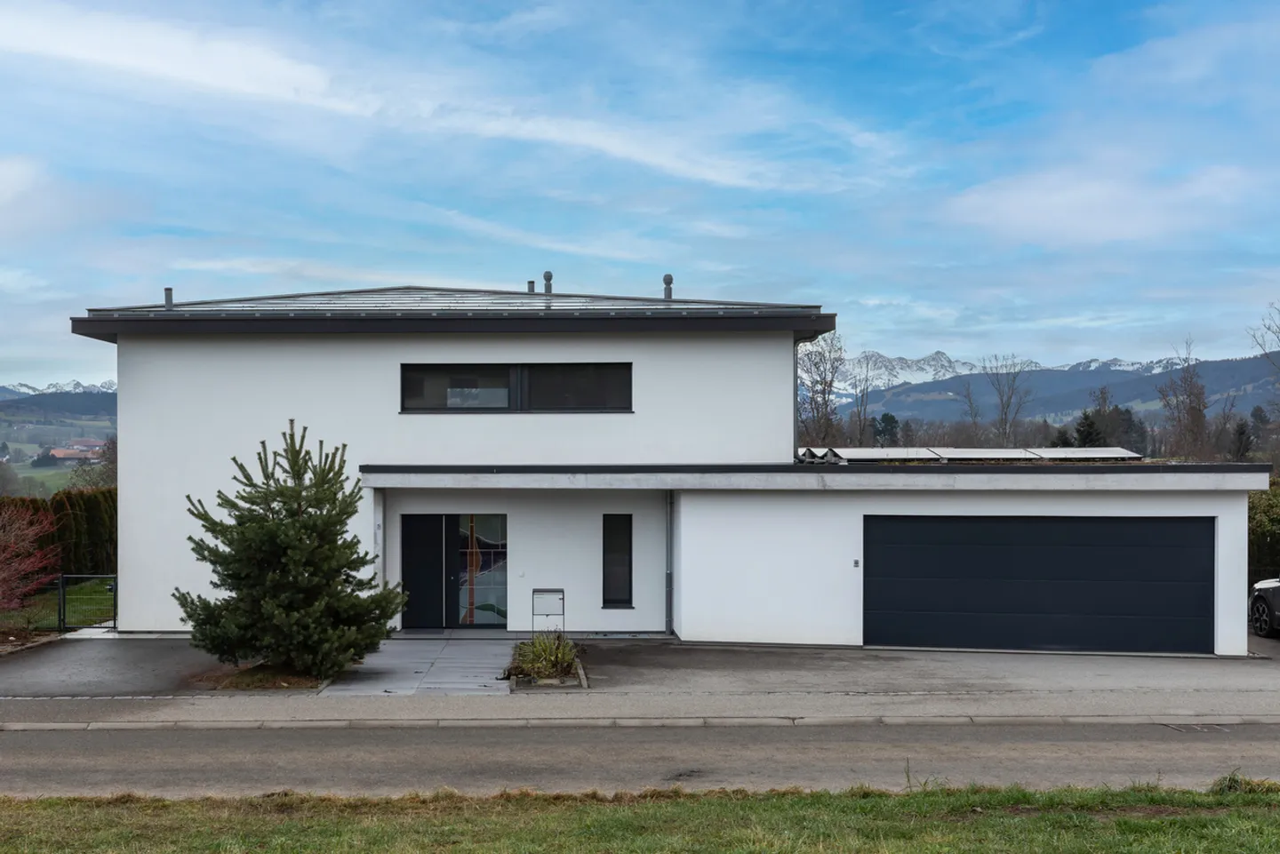 Stunning architect-designed villa with 6.5 rooms and splendid view - Photo 1 of 12