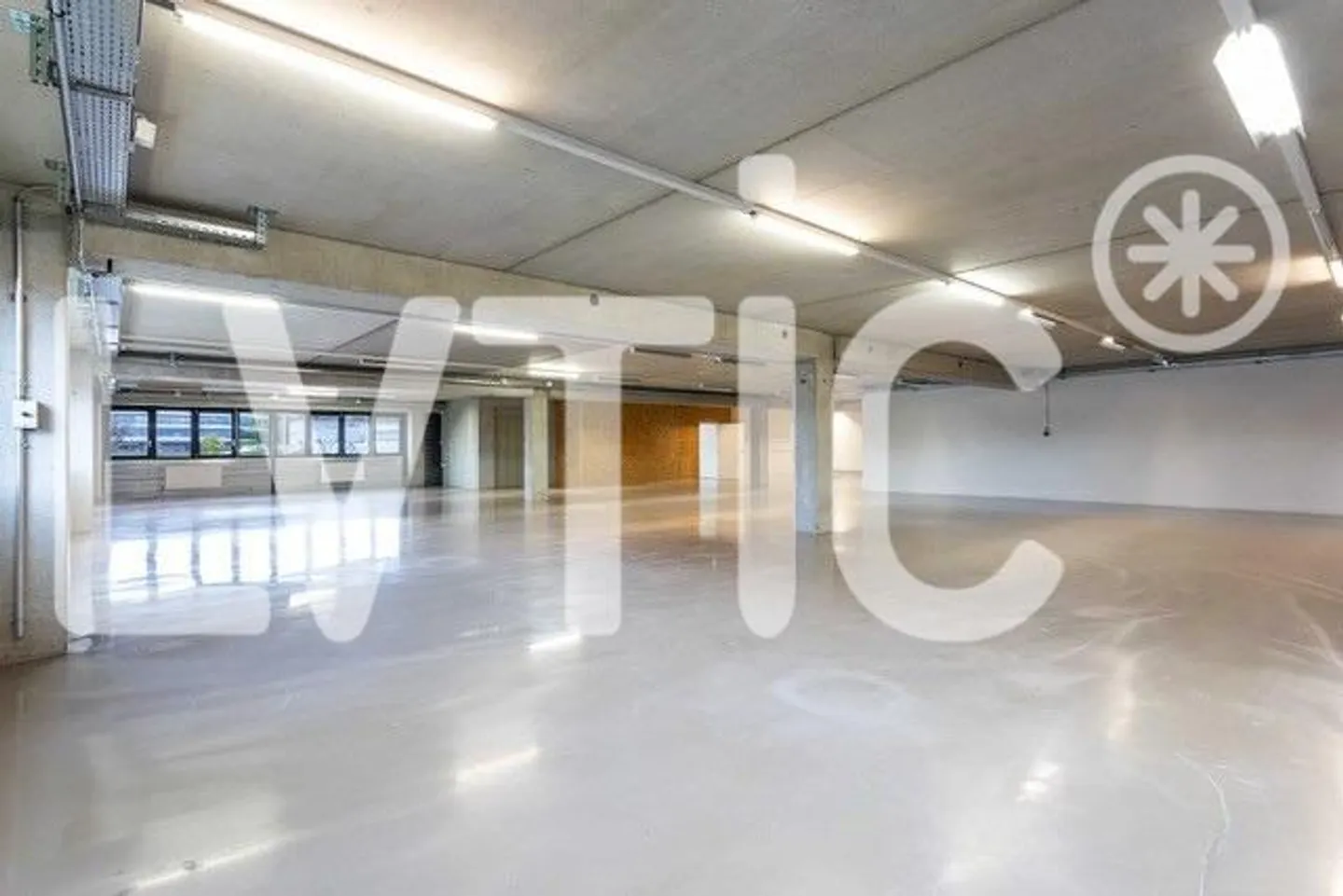 Geräumiger Büro- und Werkstattbereich - Foto 1 von 4