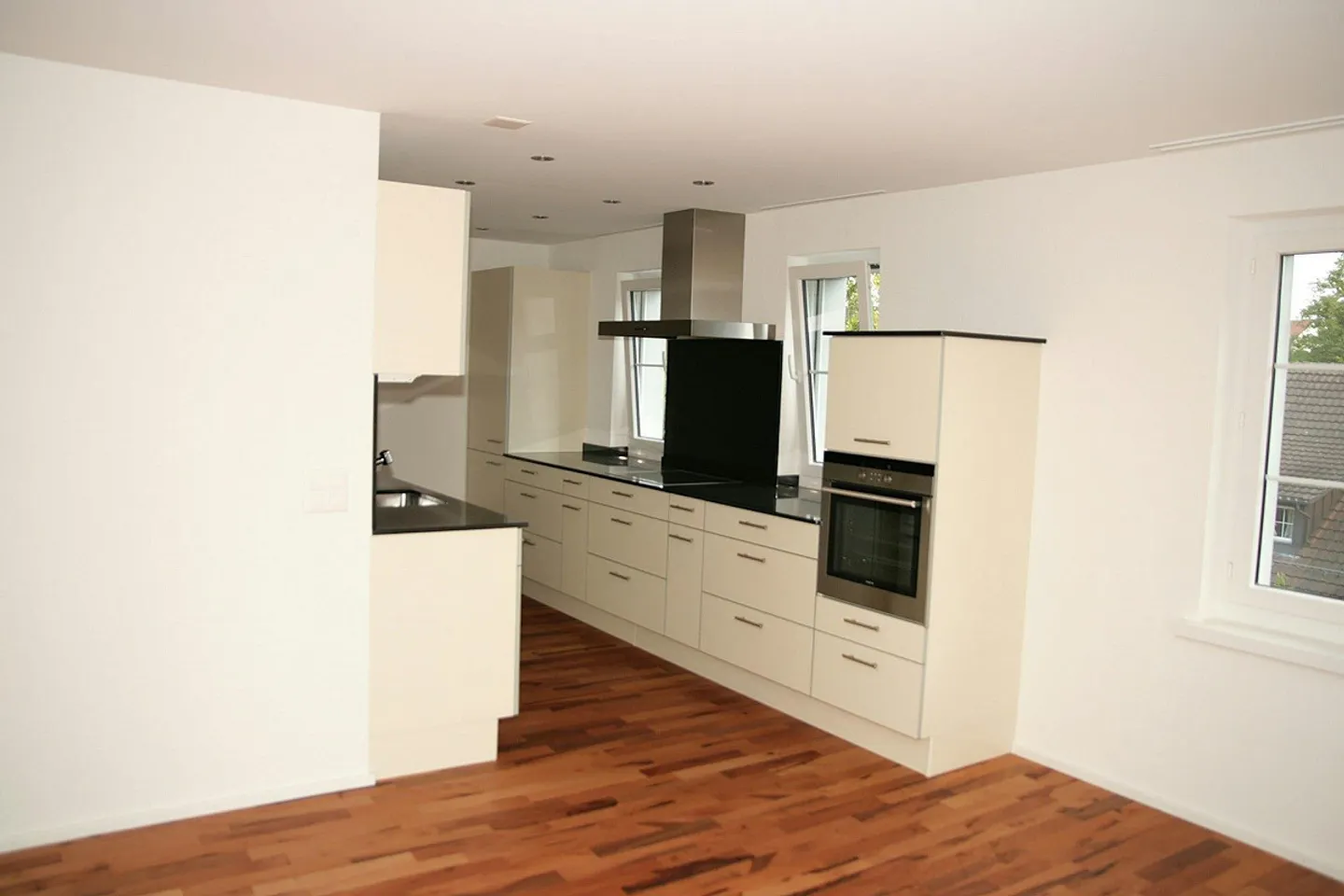 Modern apartment adjacent to recreational area - Photo 4 of 9
