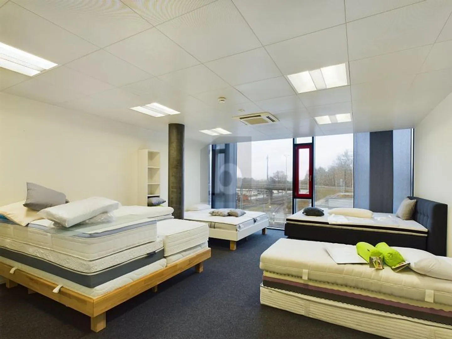 MODERNE, HELLE RÄUMLICHKEITEN - Foto 3 von 6