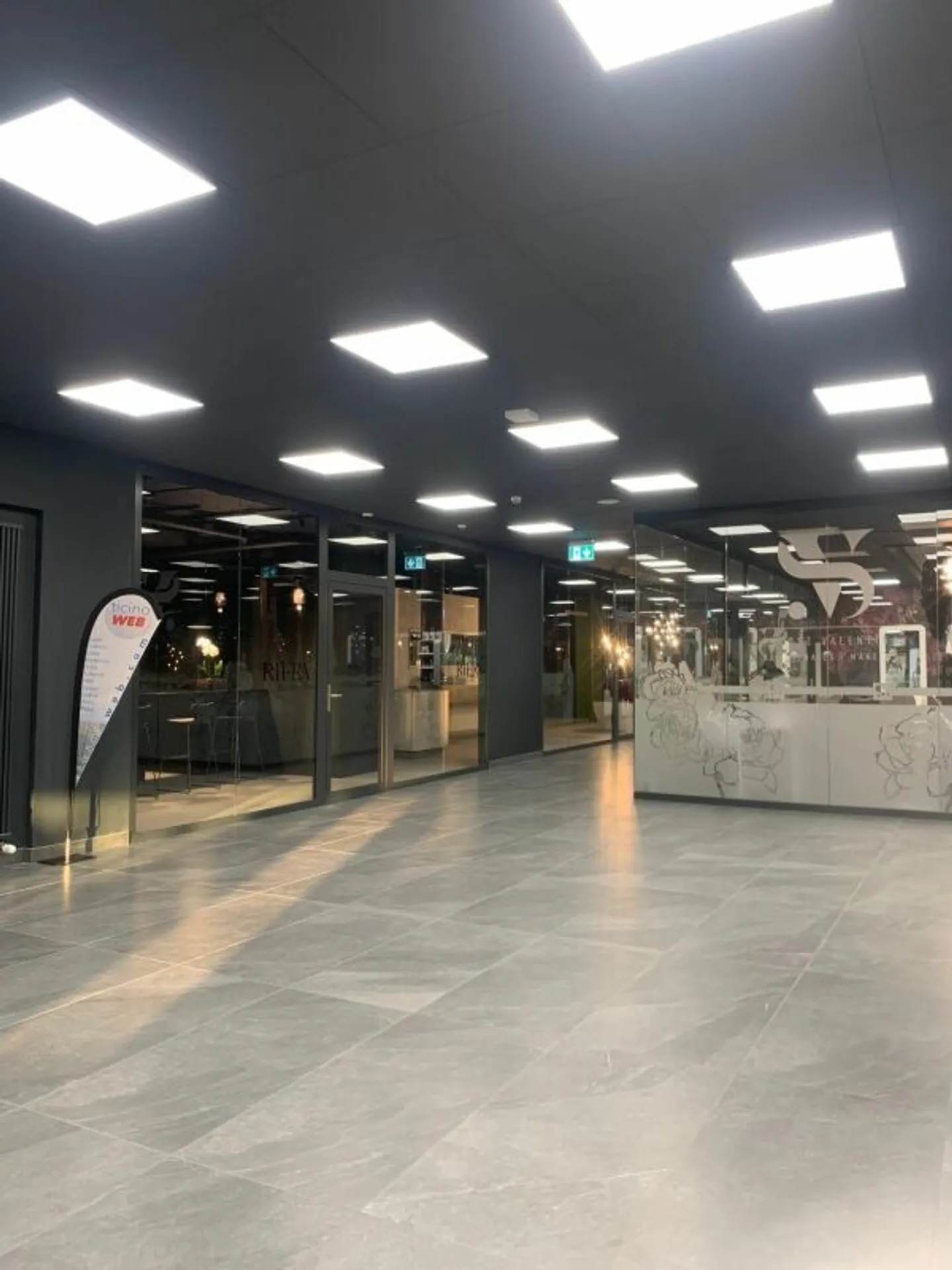 SPAZIO COMMERCIALE/AMMINISTRATIVO, CENTRO SEI (UNITA' 9 )- LOCARNO copia - Foto 1 di 16
