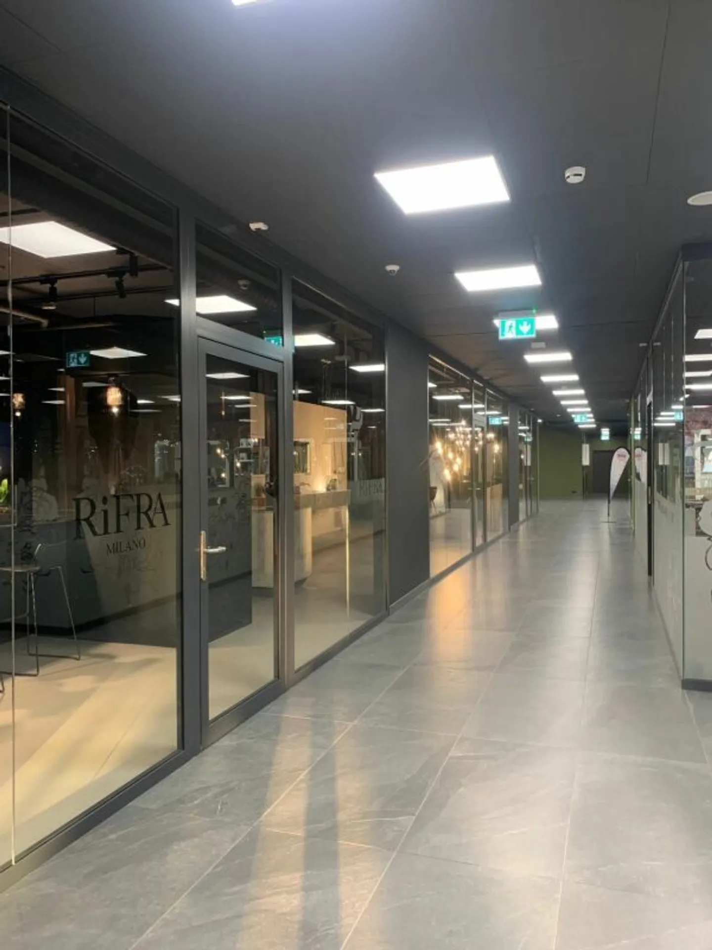 SPAZIO COMMERCIALE/AMMINISTRATIVO, CENTRO SEI (UNITA' 9 )- LOCARNO copia - Foto 2 di 16