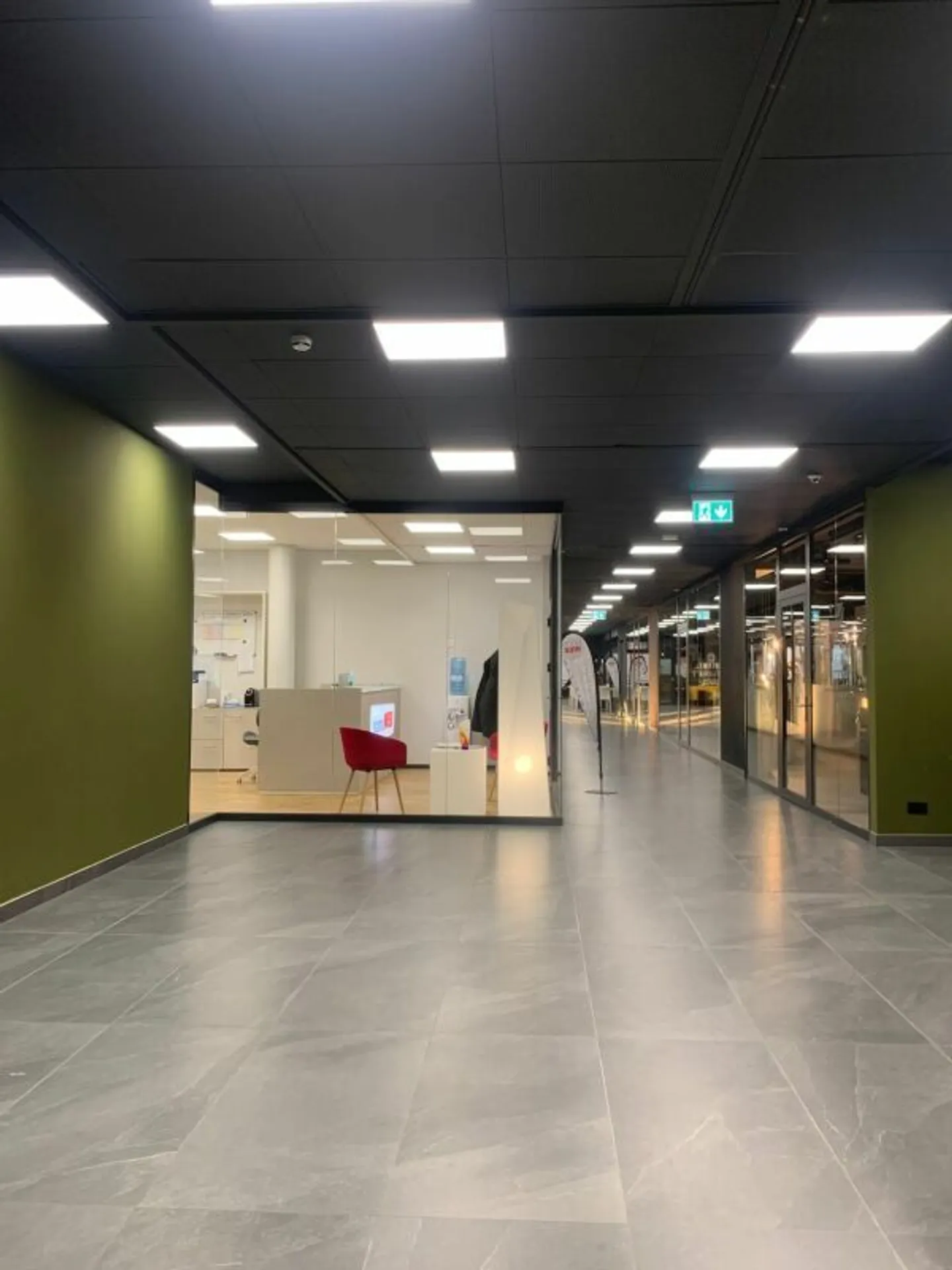 SPAZIO COMMERCIALE/AMMINISTRATIVO, CENTRO SEI (UNITA' 9 )- LOCARNO copia - Foto 3 di 16