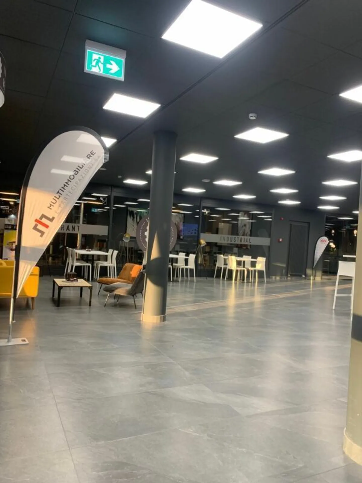 SPAZIO COMMERCIALE/AMMINISTRATIVO, CENTRO SEI (UNITA' 9 )- LOCARNO copia - Foto 5 di 16