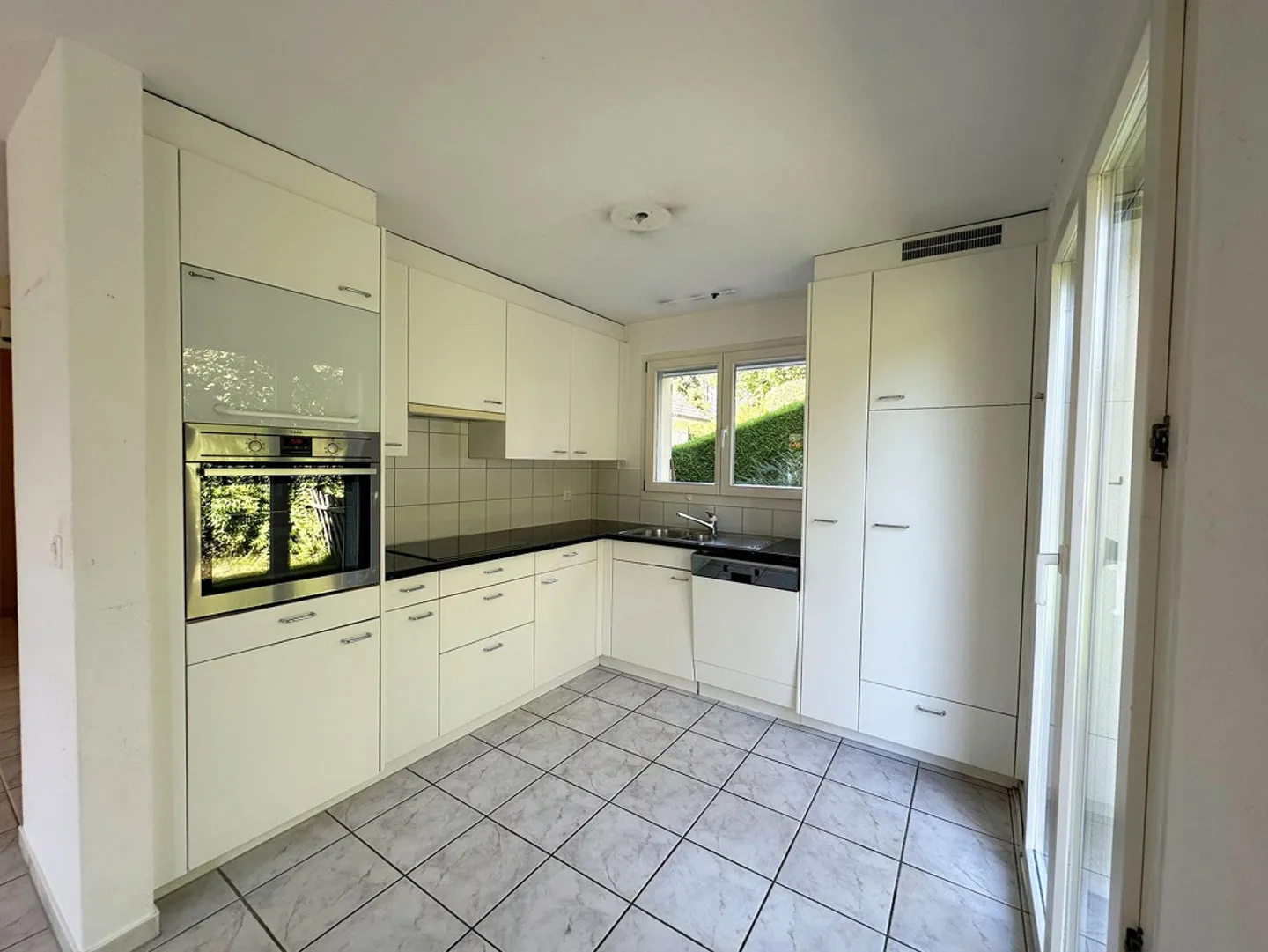 Casa unifamiliare angolare 5,5 locali in posizione soleggiata - Foto 3 di 8