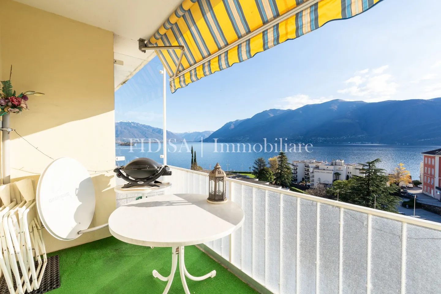 BRISSAGO - Spacious apartment in a central and sunny location with open lake view - Photo 2 of 8