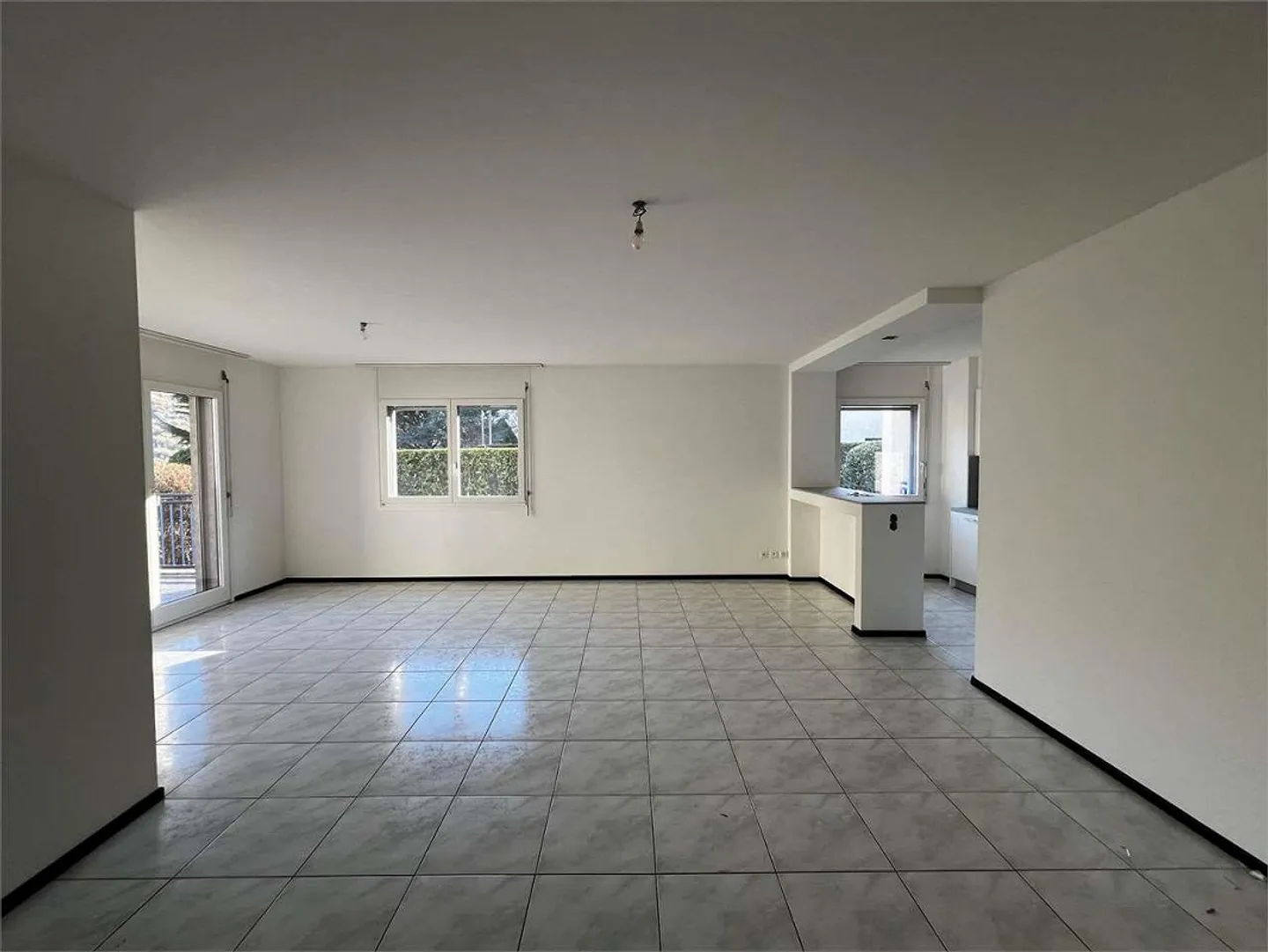 Ref. 2637 Rivera, 4.5-room apartment in residential area for rent - Photo 2 of 10