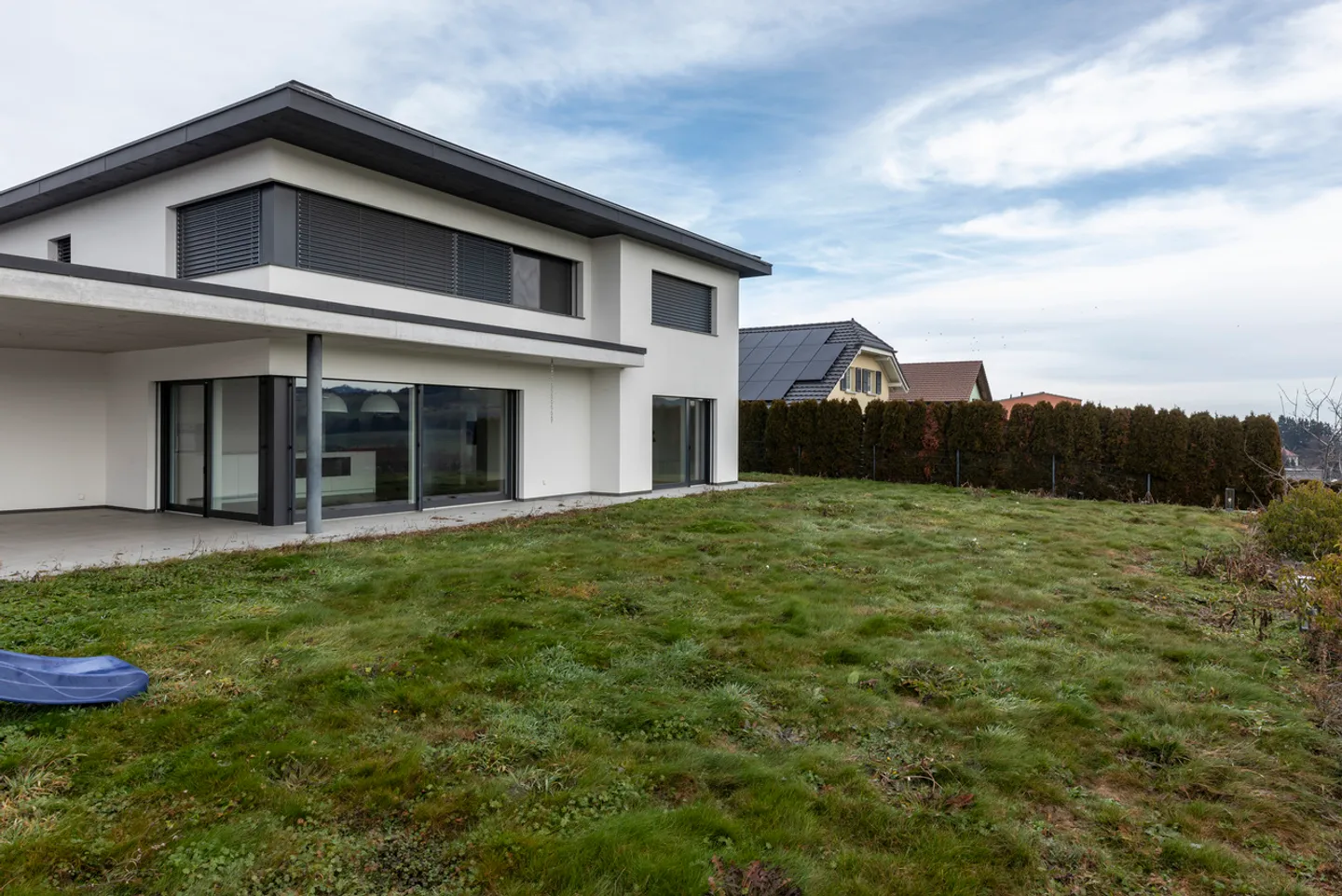 Stunning architect-designed villa with 6.5 rooms and splendid view - Photo 9 of 12