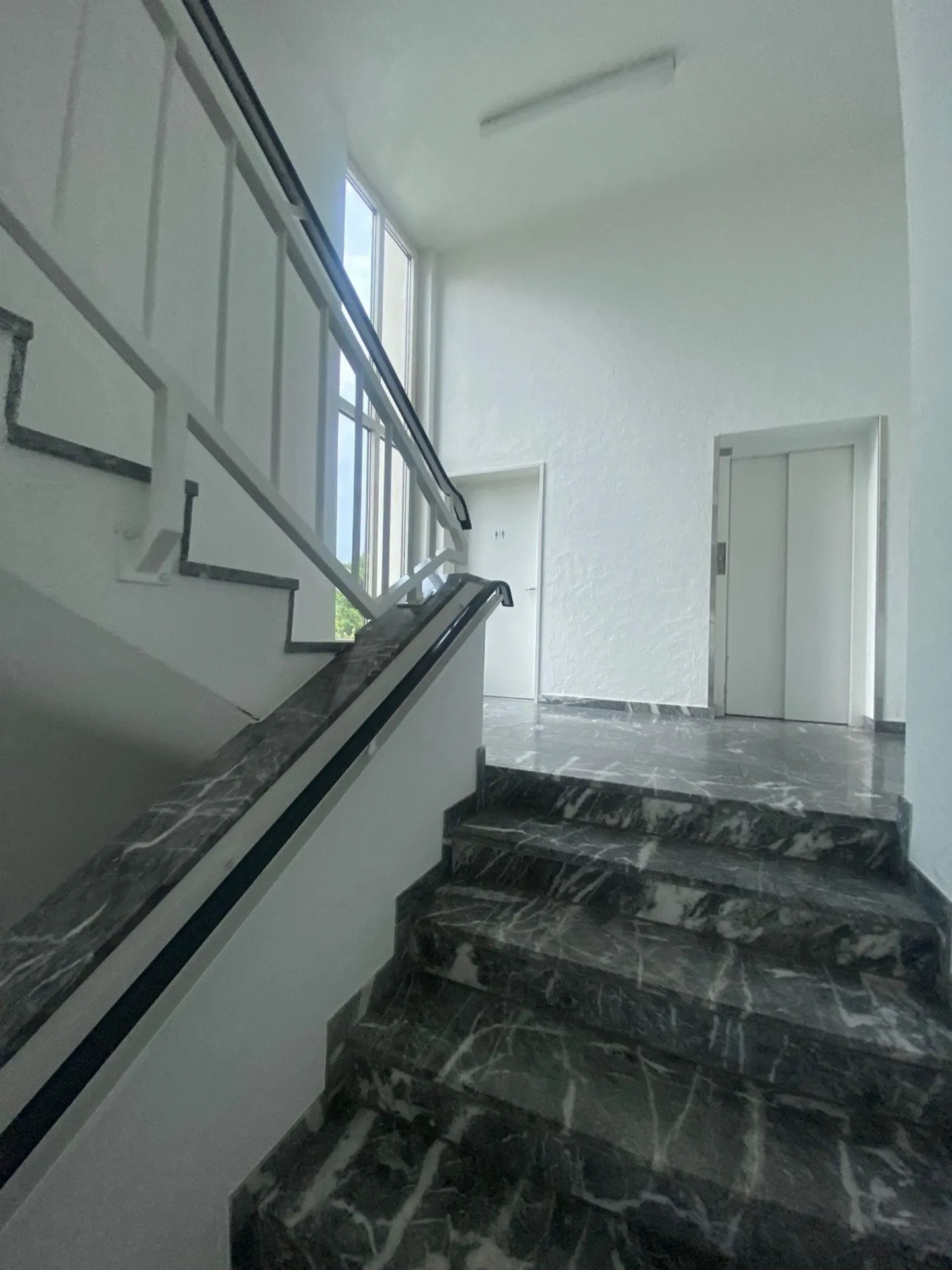 Spazio ufficio spazioso in una posizione centrale - Foto 3 di 6