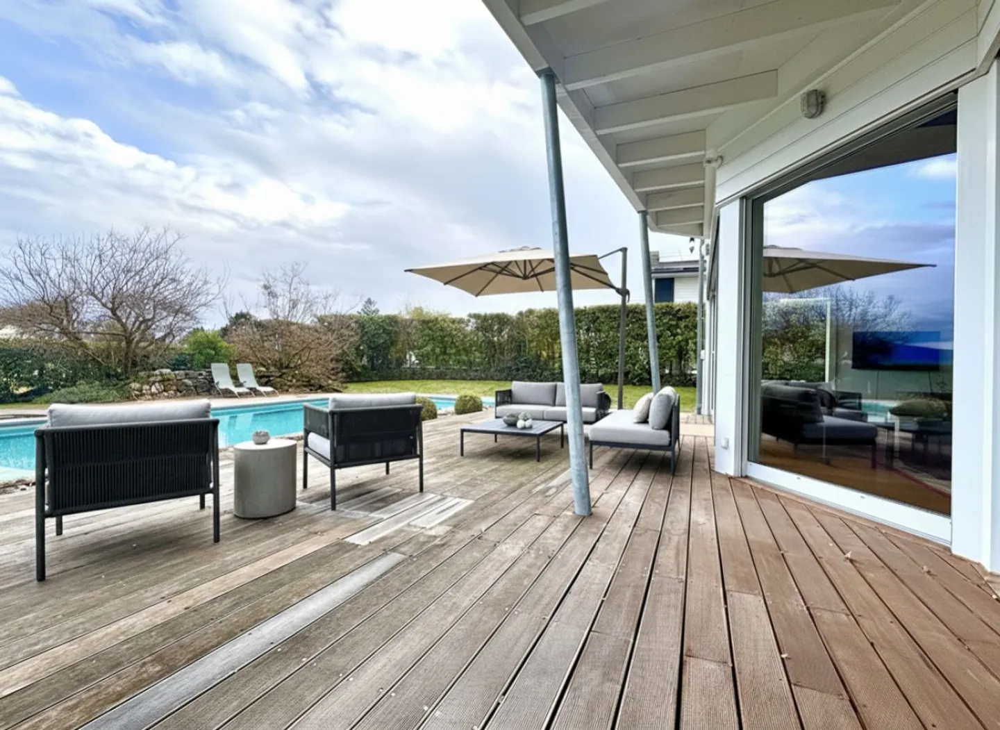 Prächtige Familienvilla mit Pool, nur zwei Schritte vom See in Coppet entfernt - Foto 6 von 13