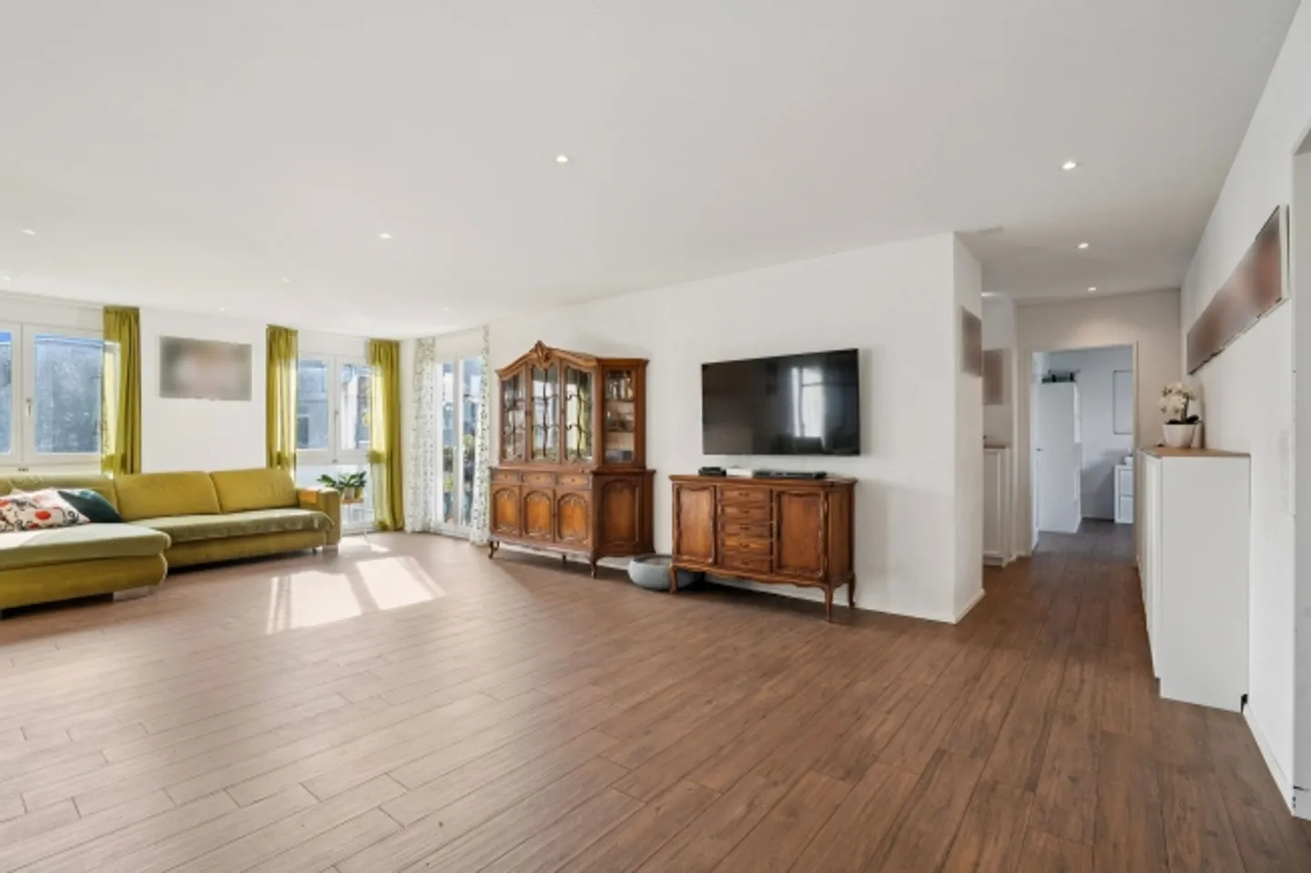 Exclusive 4.5-room penthouse with sun terraces in Weiach - Photo 4 of 13