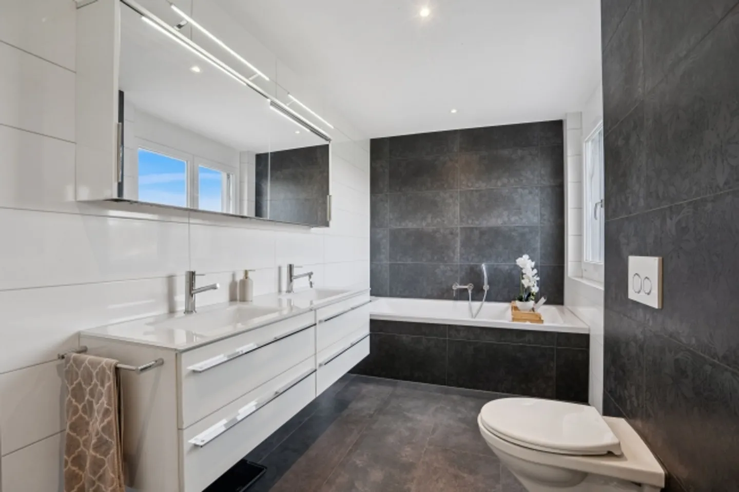 Exclusive 4.5-room penthouse with sun terraces in Weiach - Photo 6 of 13