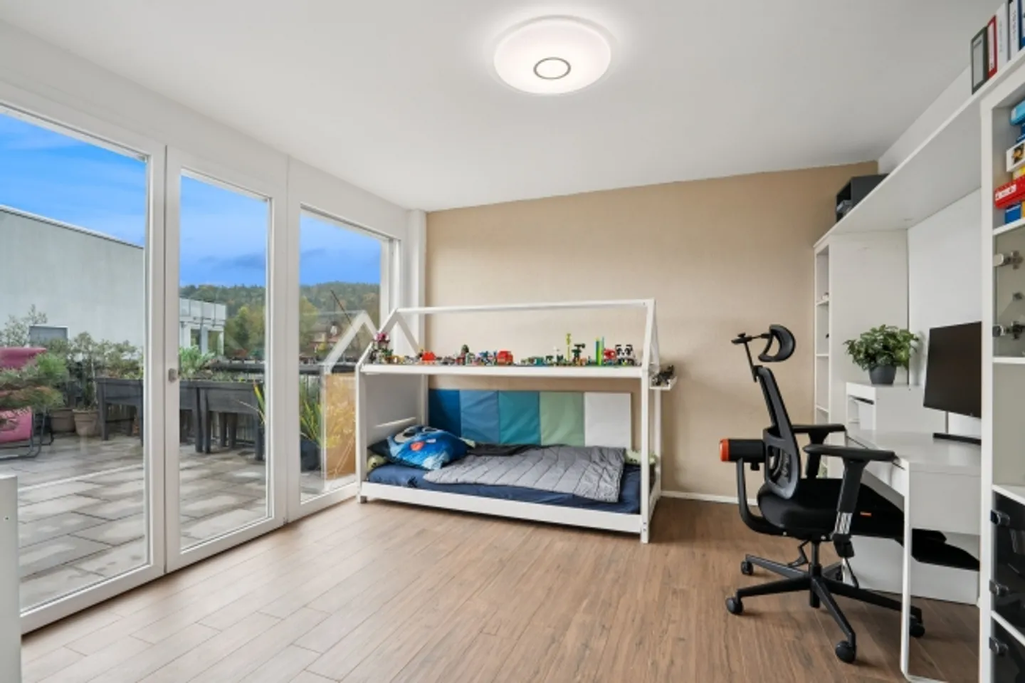 Exclusive 4.5-room penthouse with sun terraces in Weiach - Photo 9 of 13